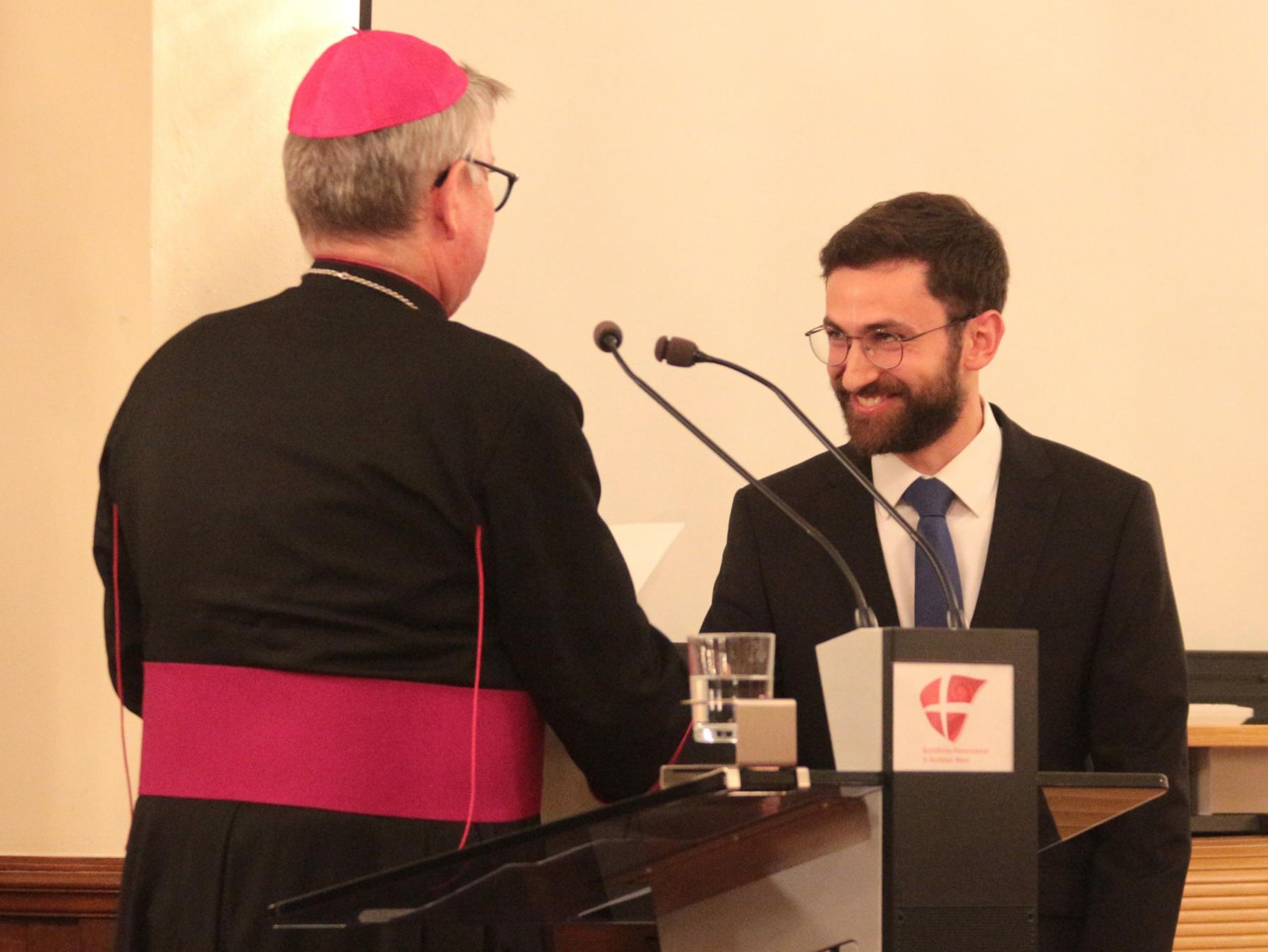 Mainz, 8. Dezember 2025: Bischof Peter Kohlgraf überreichte den Joseph Maria Reuß-Preis der Stiftung Mainzer Priesterseminar an Priesteramtskandidat Josef Möller. (c) Bistum Mainz / Blum