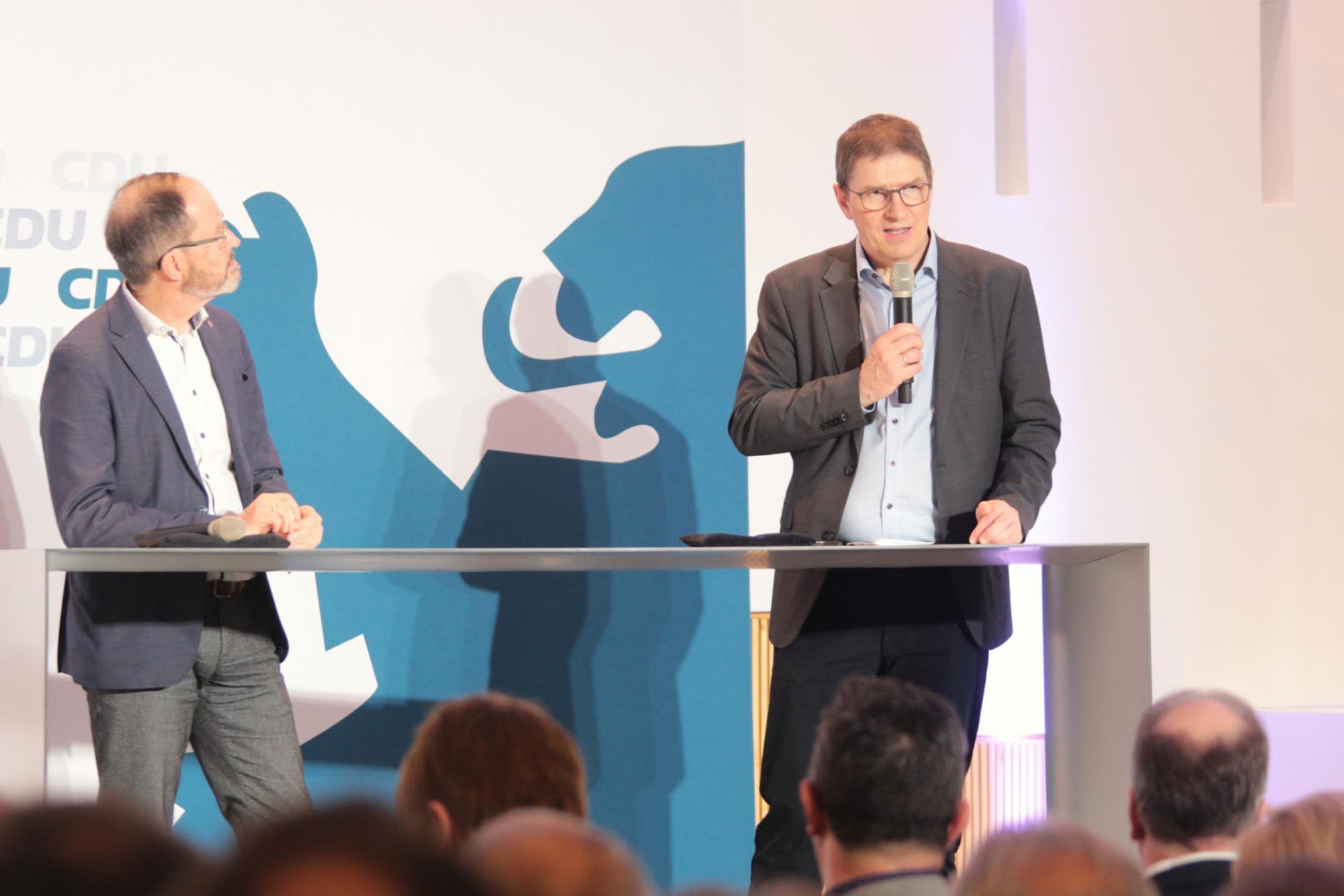 Wiesbaden, 17. Januar 2026: Der Mainzer Baudirektor Johannes Krämer stellte zusammen mit MdL Thomas Utter (links) die Ergebnisse eines Workshops vom Nachmittag vor. (c) Bistum Mainz / Blum