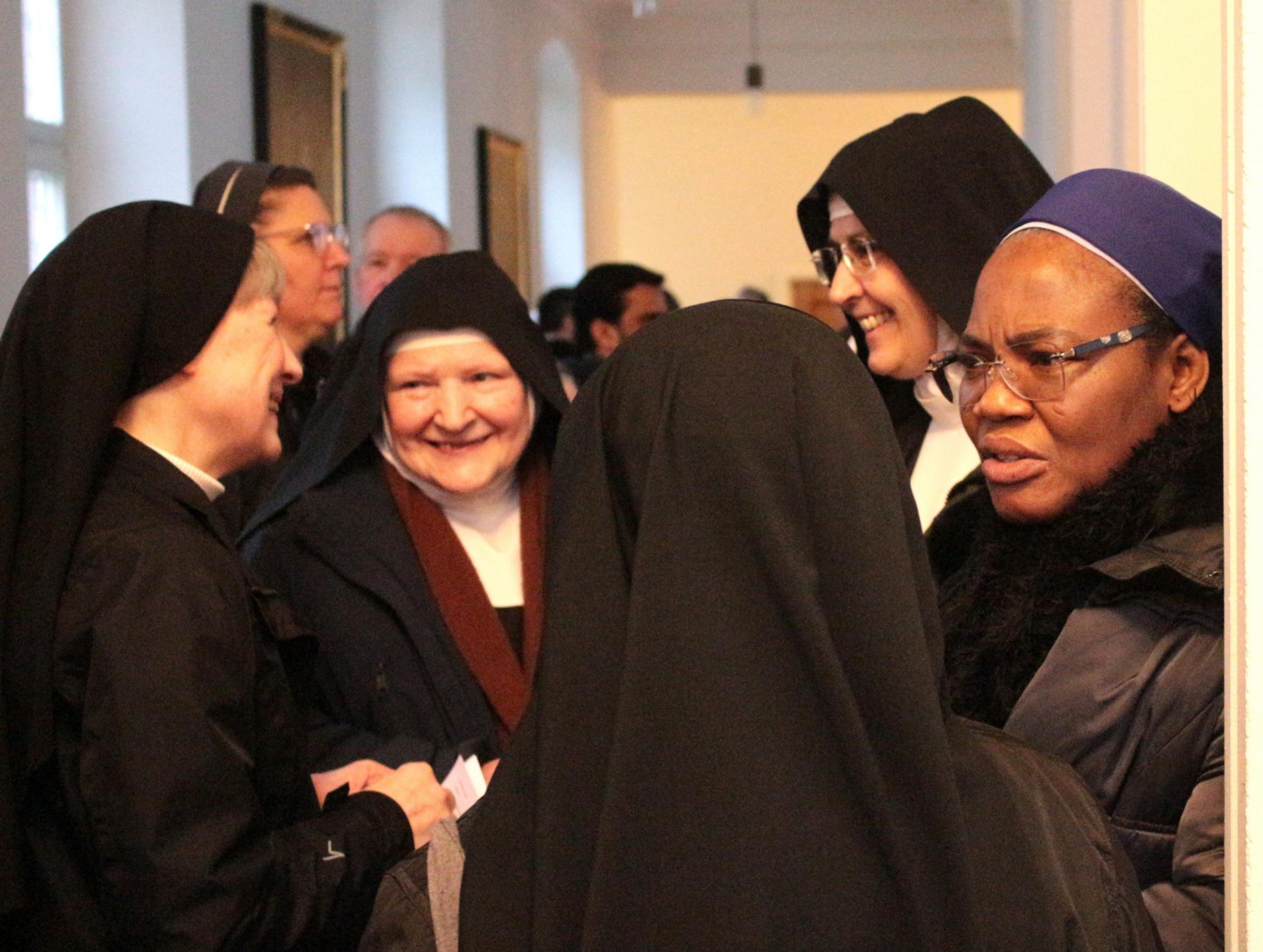 Mainz, 2. Februar 2026: Ordensschwestern im Gespräch vor dem Abschlussgottesdienst des 