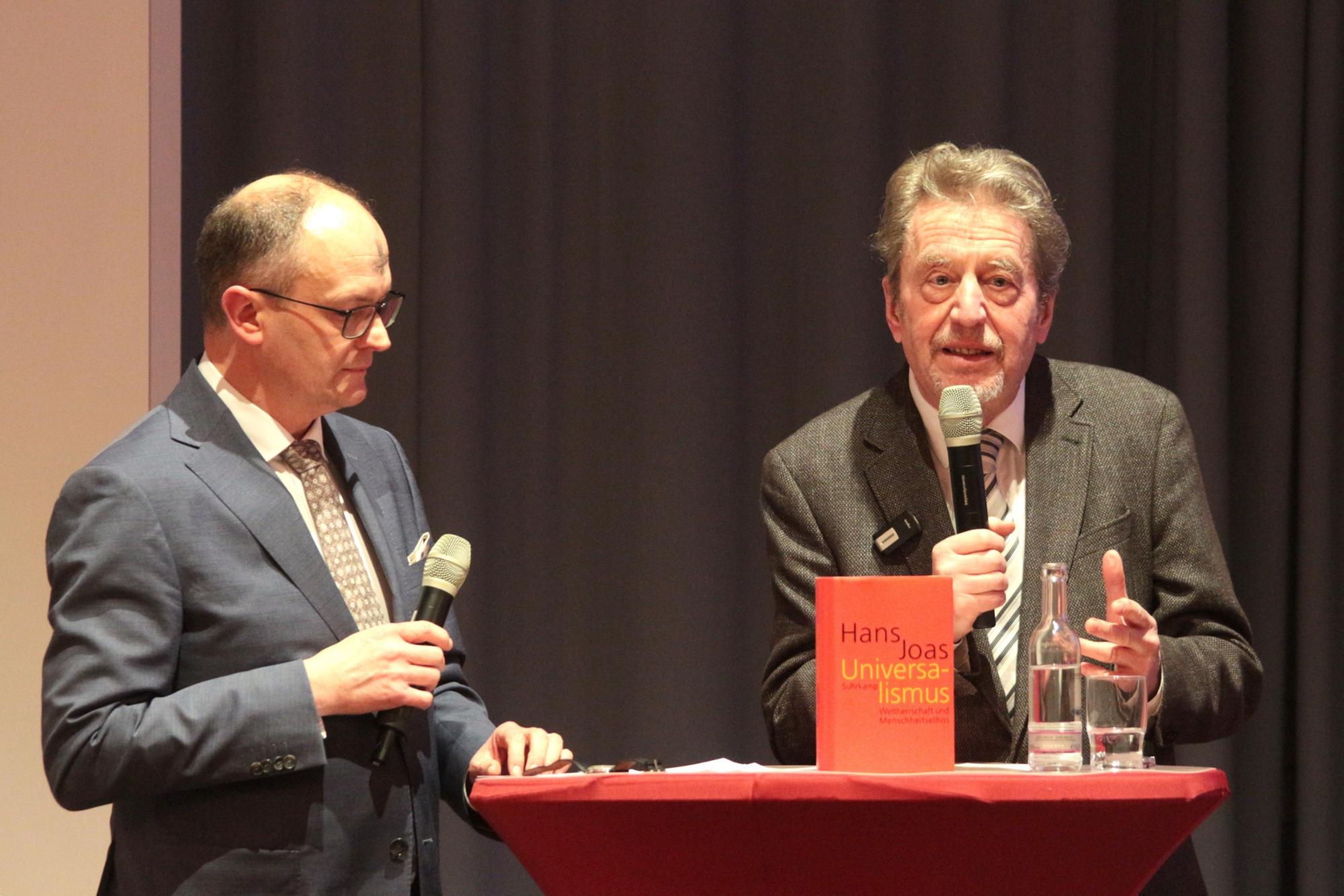 Mainz, 18. Februar 2026: Impuls zum Aschermittwoch im Erbacher Hof: Hans Joas (rechts) im Gespräch mit Andreas Linsenmann. (c) Bistum Mainz / Blum