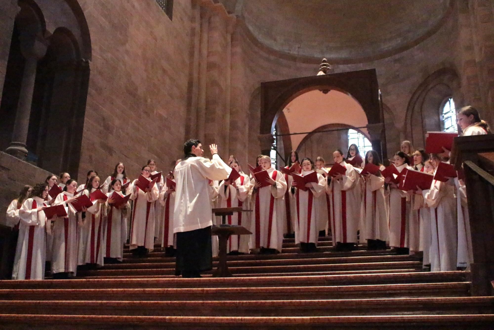 Mainz, 30. März 2026: Die musikalische Gestaltung hatte ein Vokalensemble des Mädchenchors am Dom und St. Quintin unter der Leitung von Domkantor Michael Kaltenbach übernommen, zusammen mit Domorganist Professor Daniel Beckmann. (c) Bistum Mainz / Blum