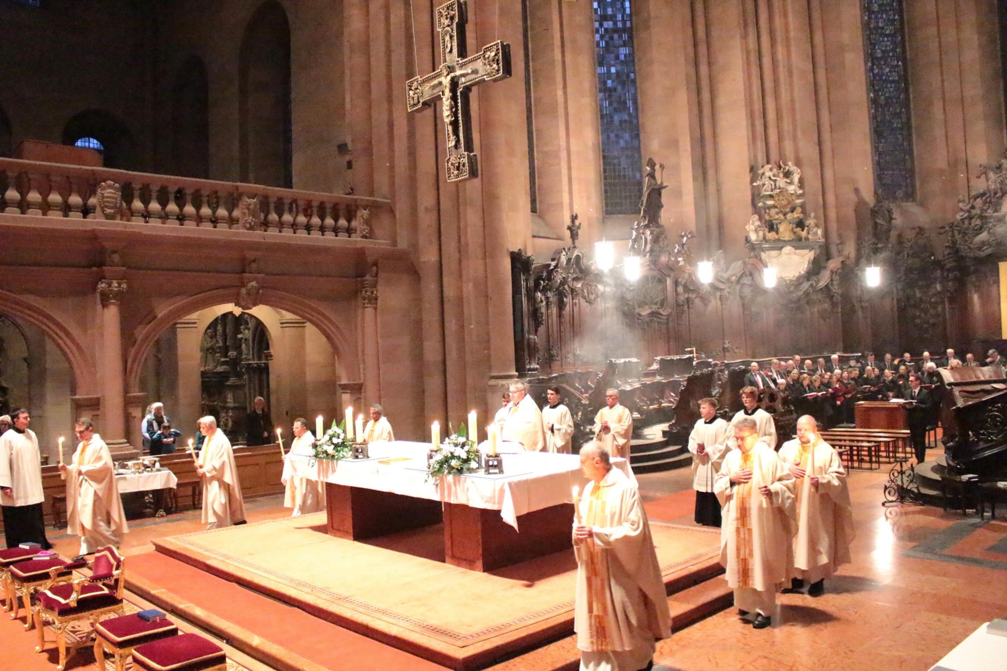 Mainz, 2. April 2026: Am Ende des Gottesdienstes übertrug Bischof Peter Kohlgraf das Allerheiligste in einer Prozession in die Gotthard-Kapelle. (c) Bistum Mainz / Blum
