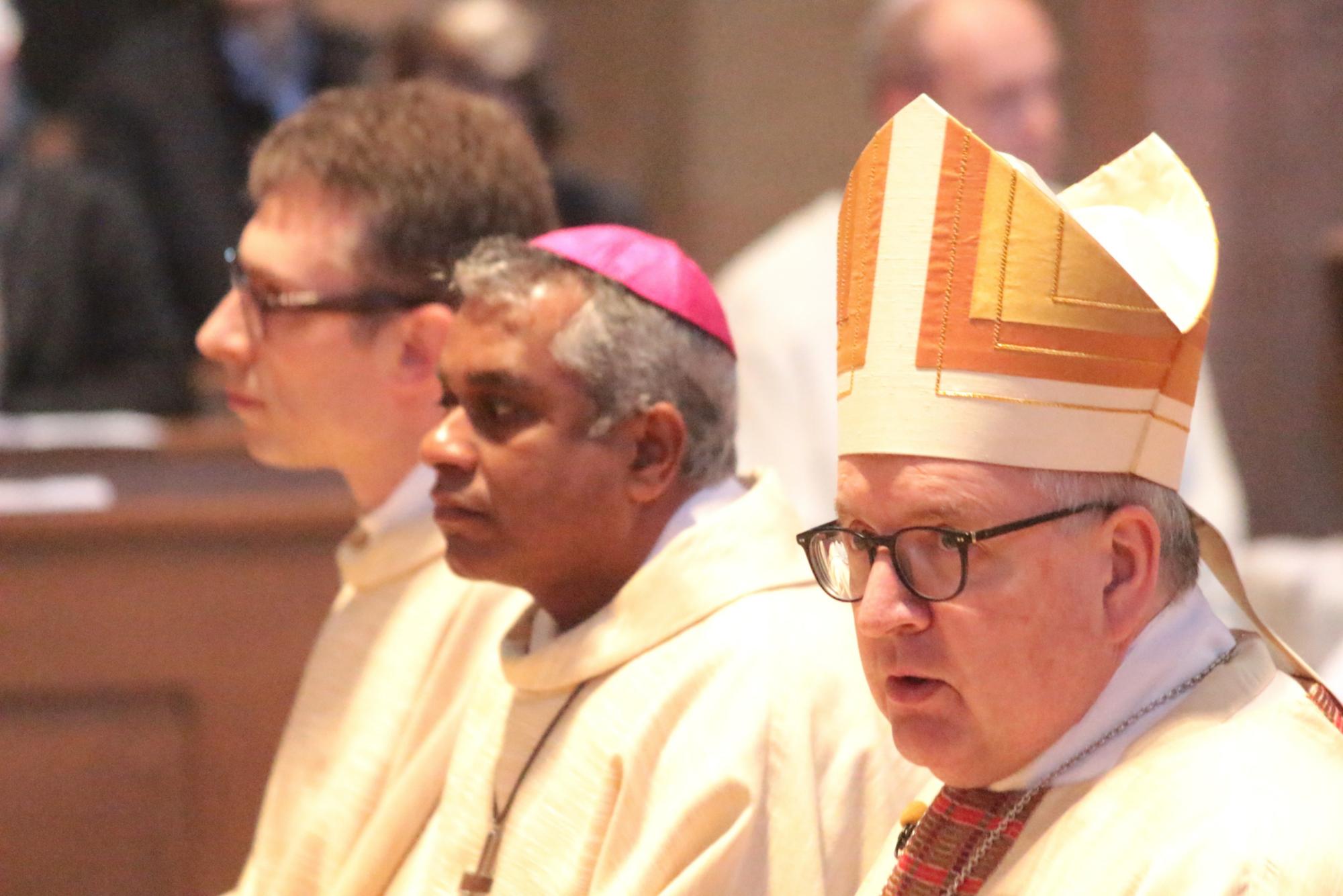 Mainz, 18. April 2026: Bischof Peter Kohlgraf bei seiner Predigt im Weihegottesdienst, daneben Regens Michael Leja und Weihbischof P. Joshy Pottackal. (c) Bistum Mainz / Blum