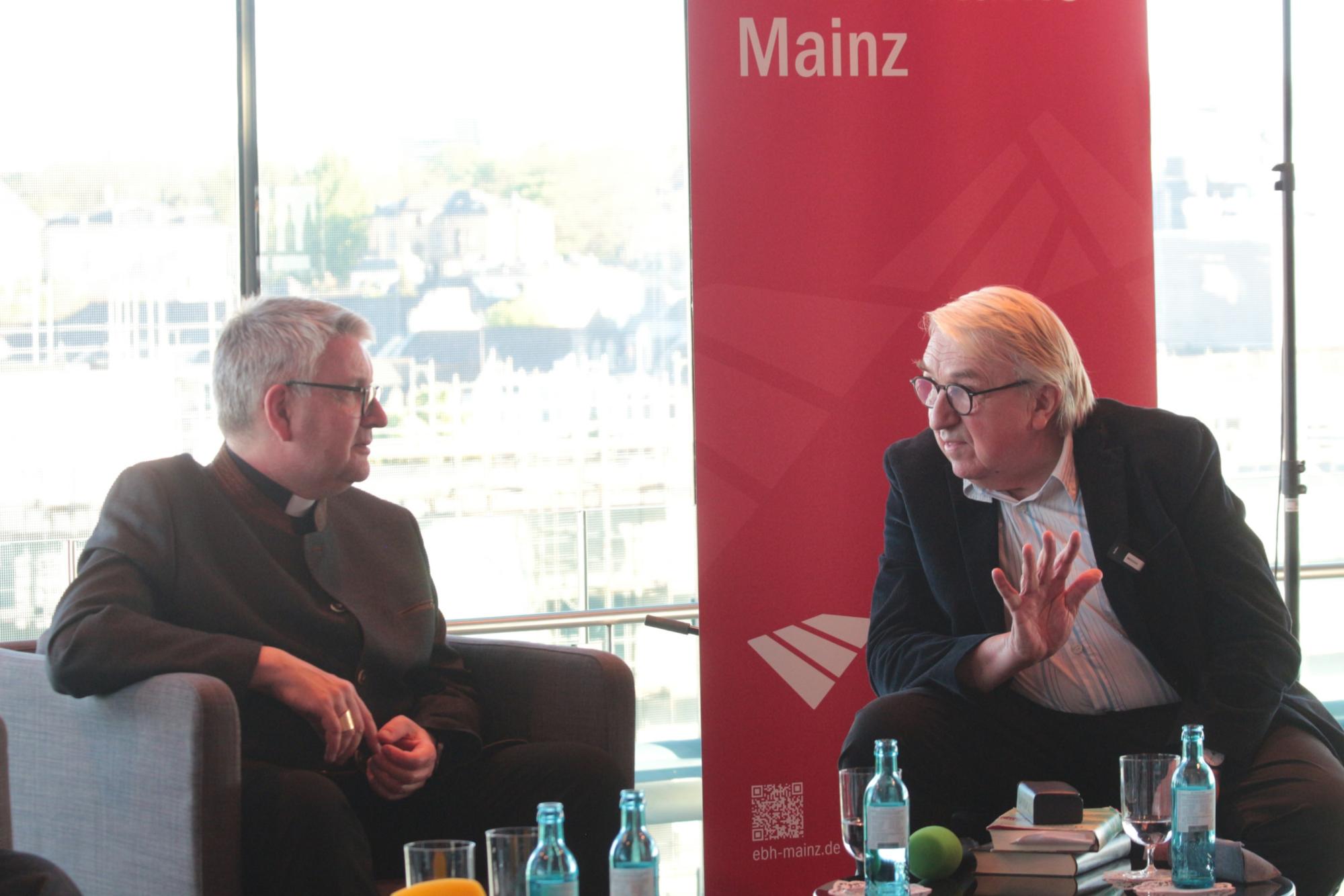 Mainz, 23. April 2026: Der Mainzer Bischof Peter Kohlgraf beim Vorgespräch mit Hanns-Josef Ortheil (rechts) im Glashaus des Mainzer Staatstheaters. (c) Bistum Mainz / Blum