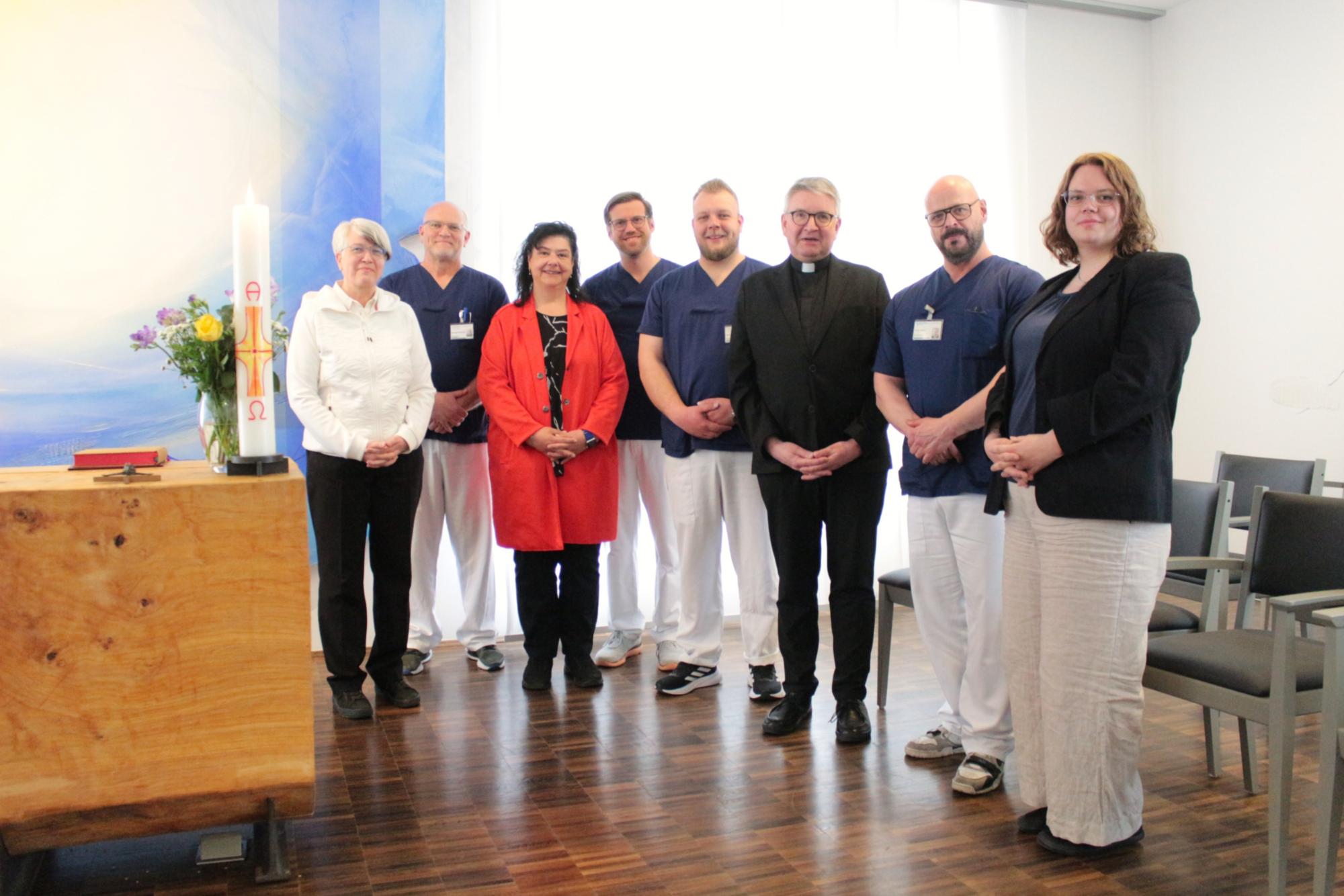 Gießen, 28. April 2026: Gruppenbild mit einem Teil der Gesprächspartner beim Besuch von Bischof Peter Kohlgraf im Universitätsklinikum Gießen. (c) Bistum Mainz / Blum
