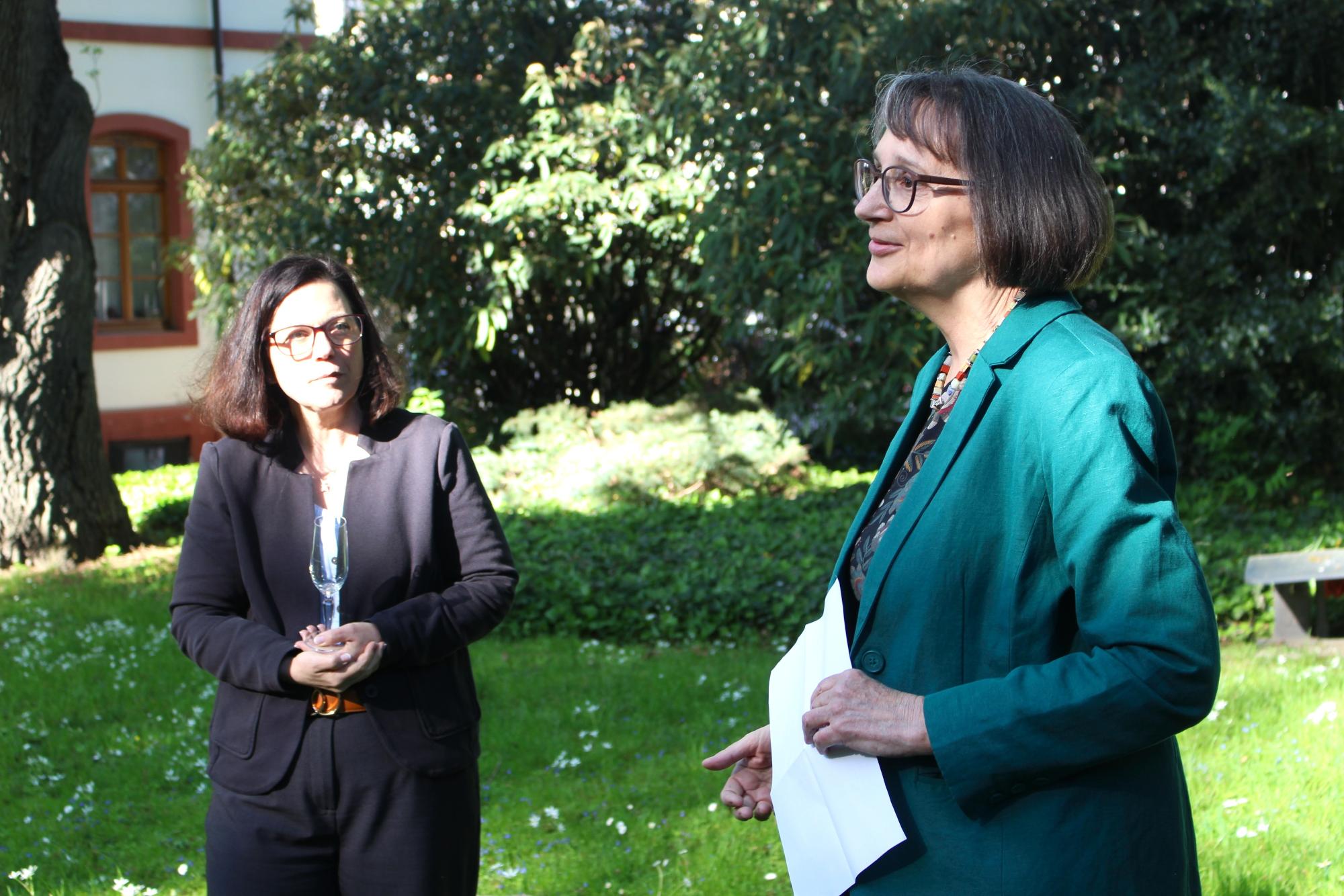 Mainz, 29. April 2026: Bei einer kleinen Feierstunde im Garten des Bischöflichen Ordinariates verabschiedete die Bevollmächtigte Stephanie Rieth (links) nach 41 Dienstjahren Dr. Barbara Nichtweiß im Namen des Bistums Mainz. (c) Bistum Mainz / Blum
