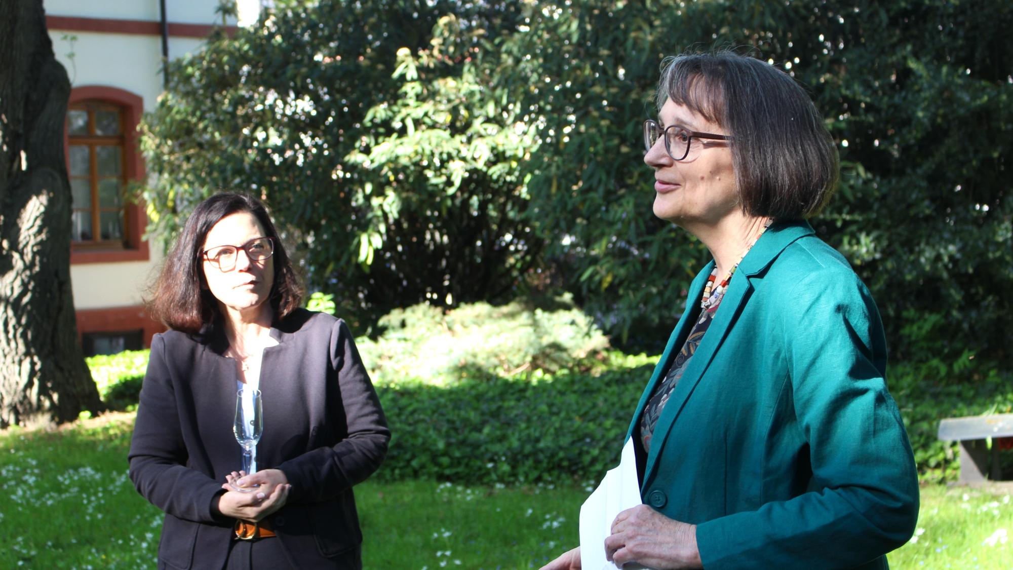 Mainz, 29. April 2026: Bei einer kleinen Feierstunde im Garten des Bischöflichen Ordinariates verabschiedete die Bevollmächtigte Stephanie Rieth (links) nach 41 Dienstjahren Dr. Barbara Nichtweiß im Namen des Bistums Mainz.