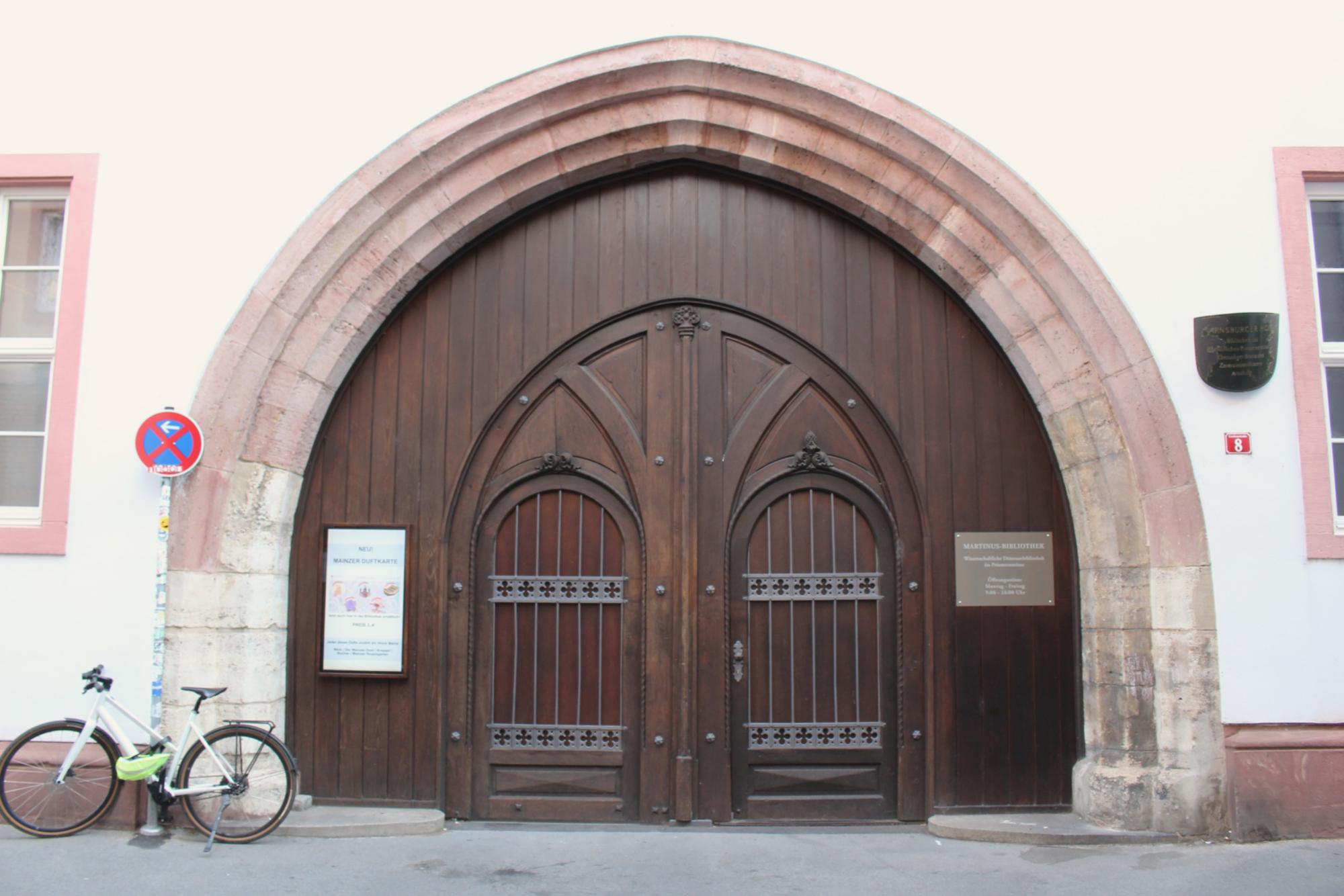Mainz, 29. Juli 2026: Der Eingang zur Martinus-Bibliothek ist in der Grebenstraße 8. Der nächste kulturhistorische Rundgang durch das Haus findet am 24. September 2026 um 17.30 Uhr statt.