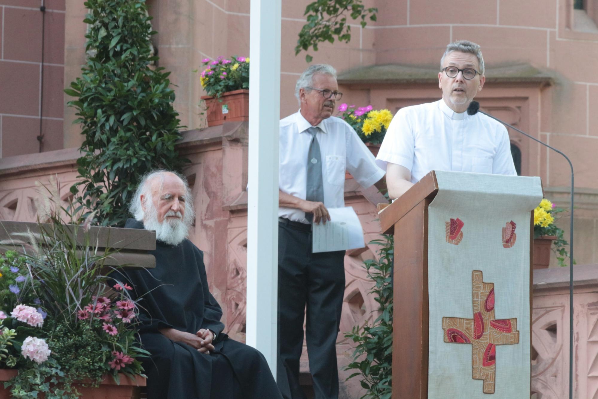 Bingen, 20. August 2026: Pfarrer Markus Lerchl begrüßte die Besucher vor der Rochuskapelle; in der Mitte Brudermeister Prof. Dr. Manfred Psiorz und links: Pater Anselm Grün OSB.
