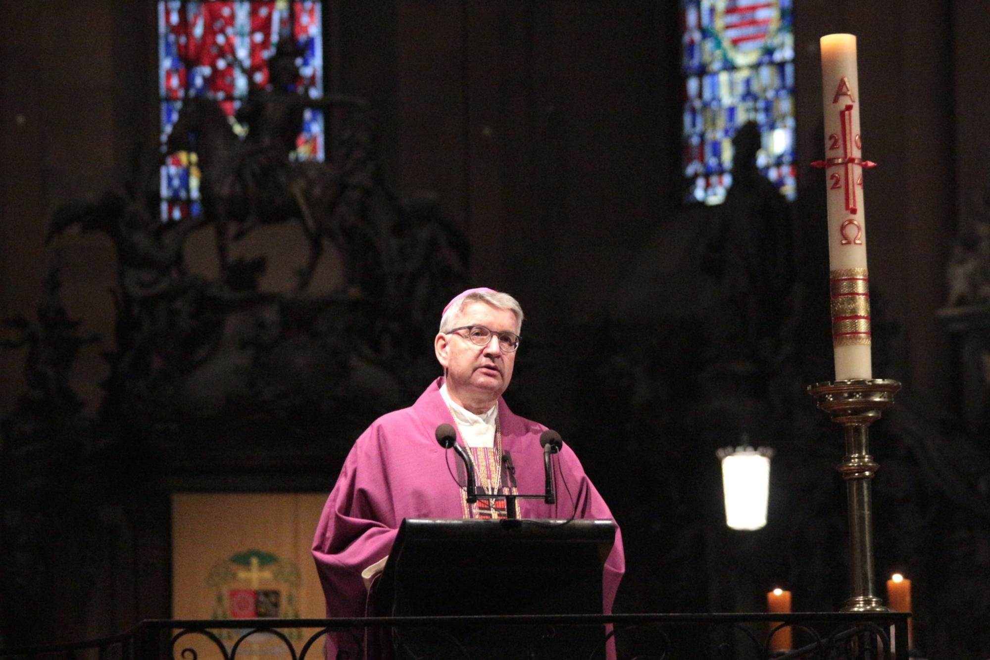 Mainz, 2. November 2024: Bischof Peter Kohlgraf bei seiner Predigt an Allerseelen im Mainzer Dom. (c) Bistum Mainz / Blum