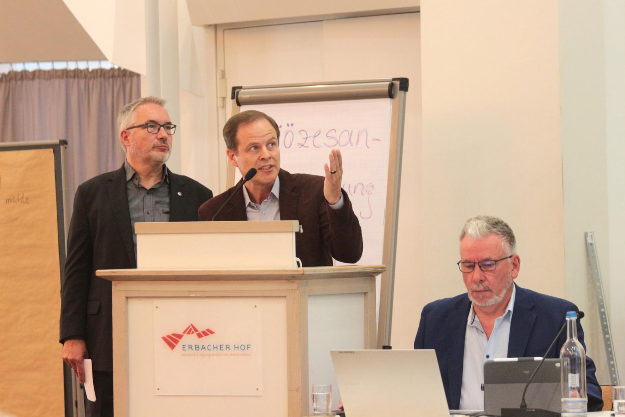 Mainz, 12. September 2026: Vorstellung der 'Charta oecumenica' bei der Diözesanversammlung durch (v.l.n.r.) Dekan Andreas Klodt, Dr. Leandro Fontana und Bernd Lülsdorf.