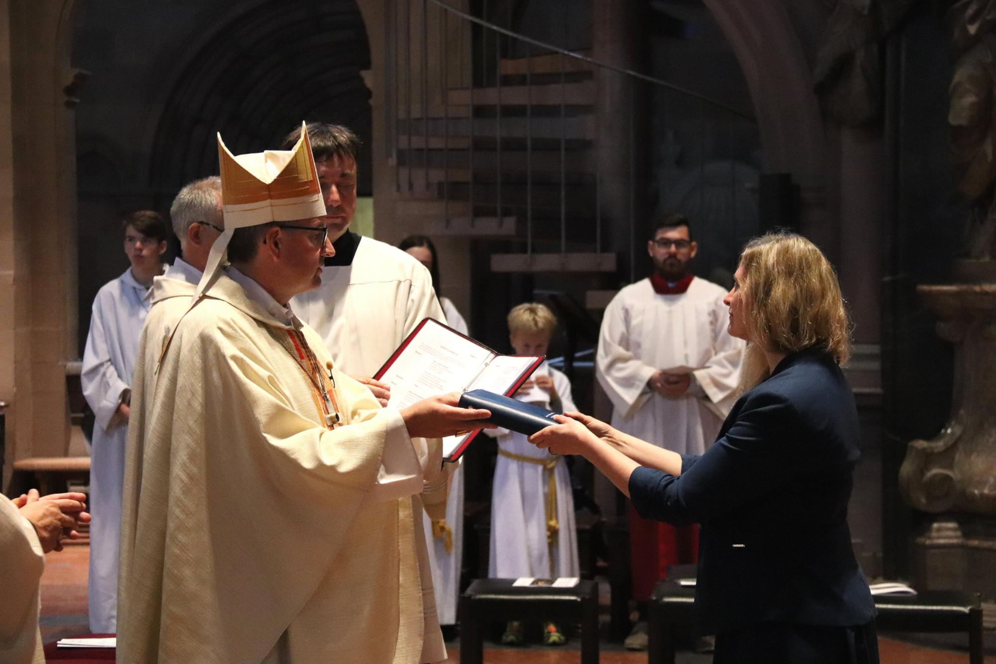 Mainz, 7.9.2019: Als Zeichen ihrer Sendung überreicht Bischof Peter Kohlgraf Stefanie Priester eine Heilige Schrift. (c) Bistum Mainz / Matschak