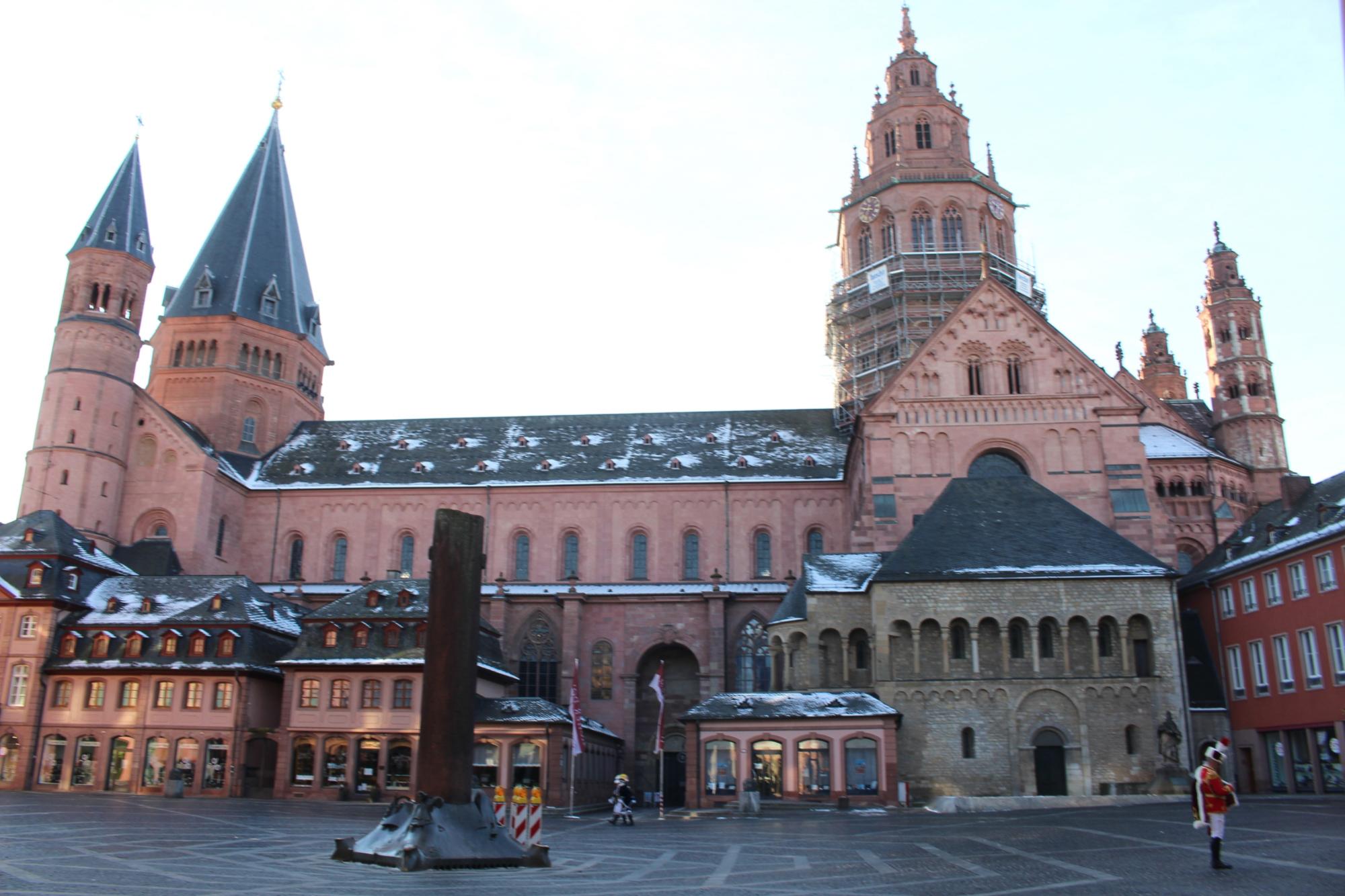 Mainz, 14. Februar 2021: Vor dem Mainzer Dom bleibt das Fastnachter-Aufkommen am Fastnachtssonntag sehr überschaubar. (c) Bistum Mainz / Blum