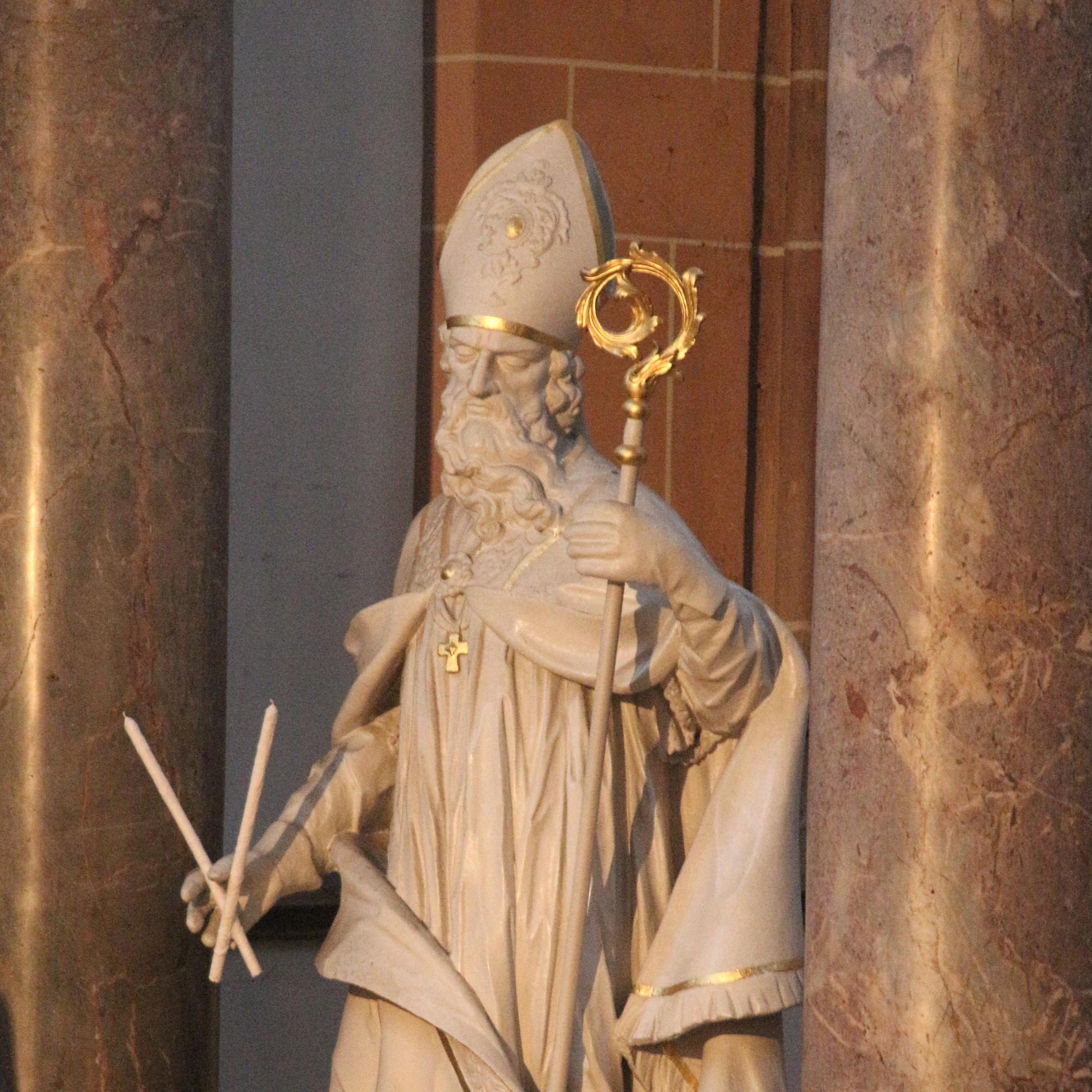 Mainz, 3. Februar 2022: Der heilige Blasius ist der zweite Kirchenpatron von St. Quintin und im Hochaltar mit einer Darstellung vertreten.