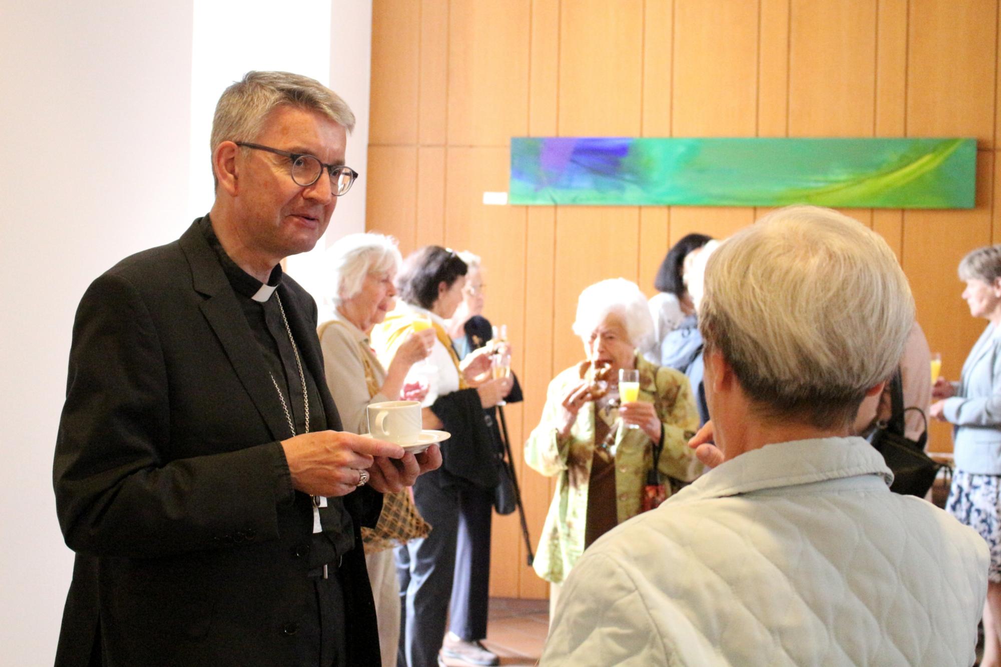 Mainz, 8. Juni 2022: Bischof Peter Kohlgraf im Gespräch beim Jubiläum der Pfarrhaushälterinnen im Bistum Mainz. (c) Bistum Mainz / Blum