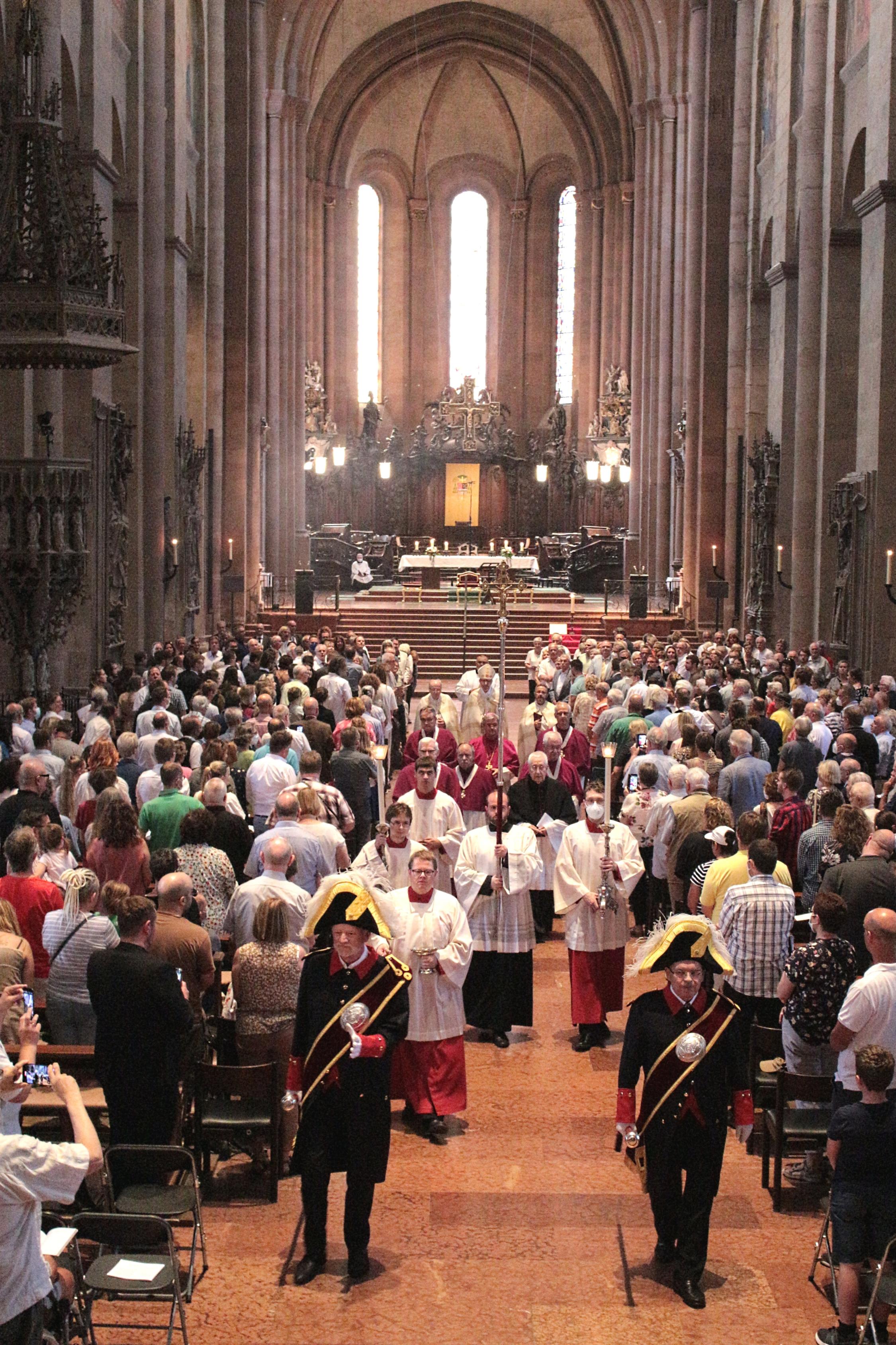 Mainz, 21. August 2022: Gang zum Ostchor während der Domorgelweihe im vollbesetzten Mainzer Dom.