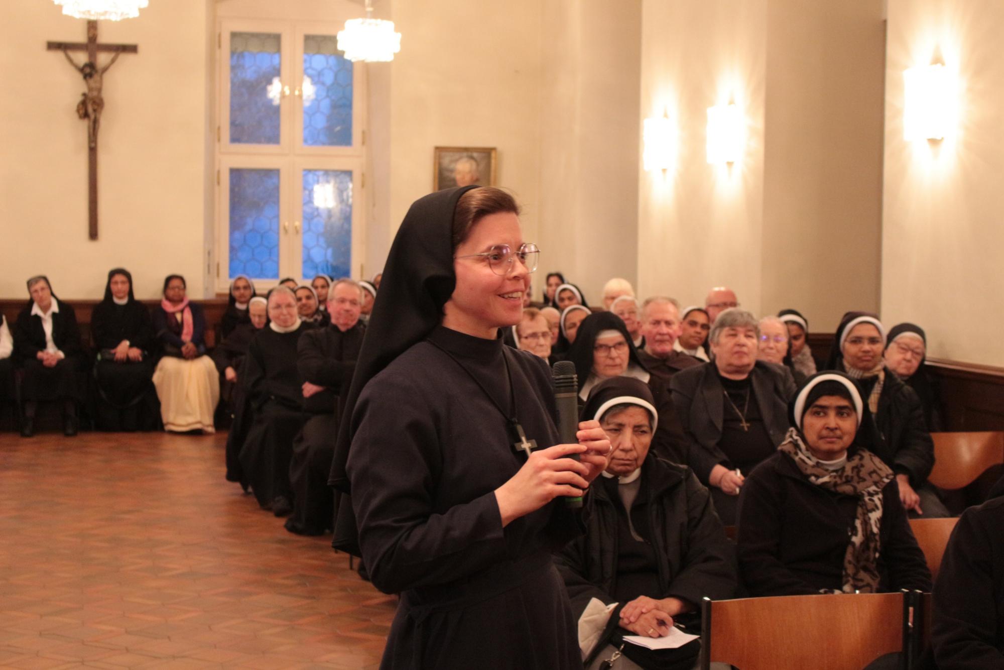 Mainz, 2. Februar 2023: Schwester Mary Helena Hop RSM vom Ordensrat bei der anschließenden Aussprache mit dem Referenten. (c) Bistum Mainz / Blum