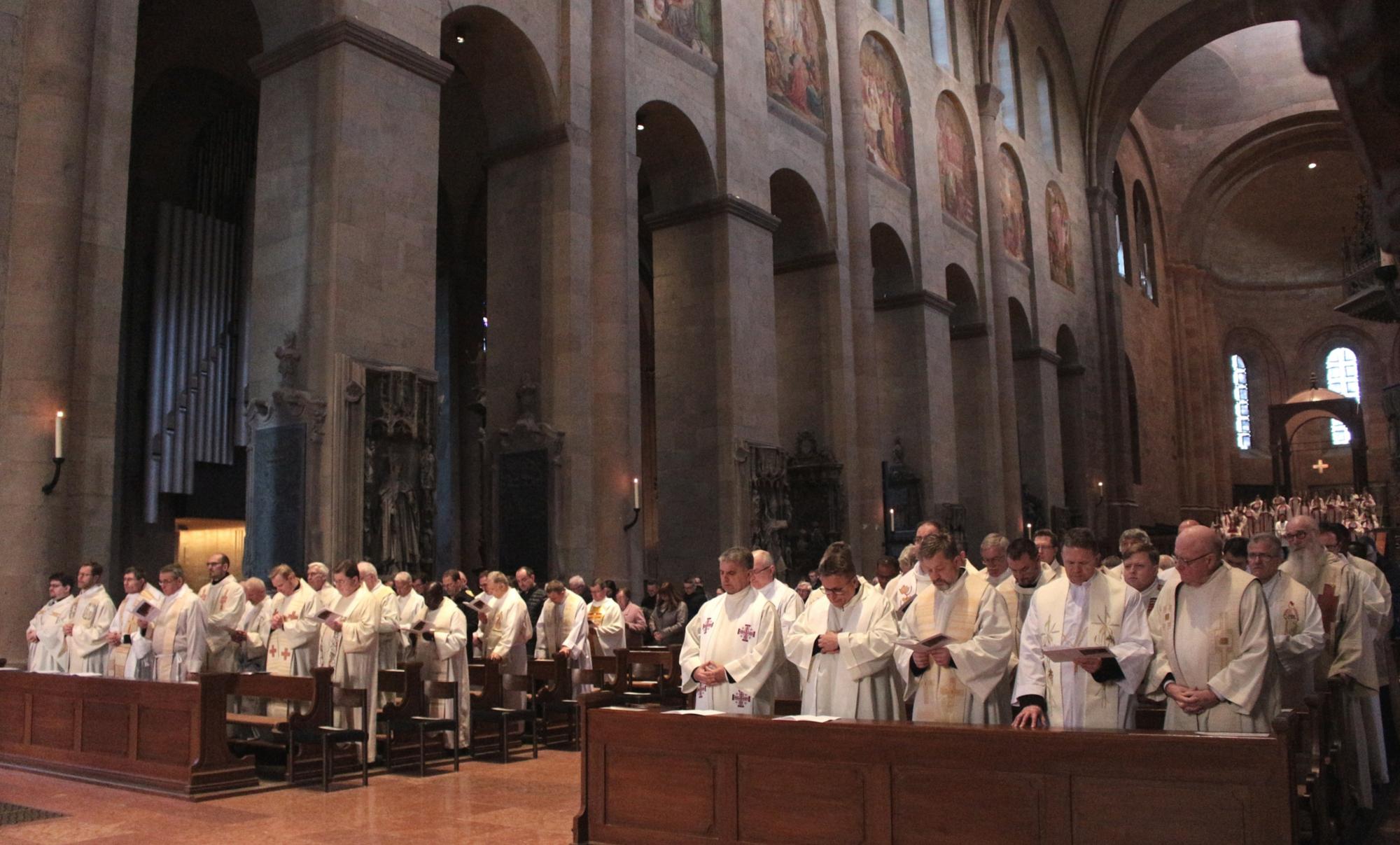 Mainz, 3. April 2023: Die anwesedenden Priester erneuerten in der Missa chrismatis ihre Bereitschaftserklärung zum priesterlichen Dienst. (c) Bistum Mainz / Blum