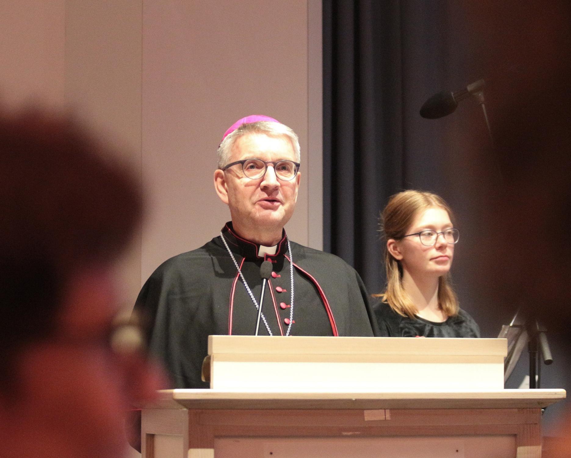 Mainz, 12. November 2023: In seiner Ansprache hob Bischof Peter Kohlgraf hervor, dass eine Umsetzung der Beschlüsse des Synodalen Weges „nicht ohne unsere Räte geht“. (c) Bistum Mainz / Blum