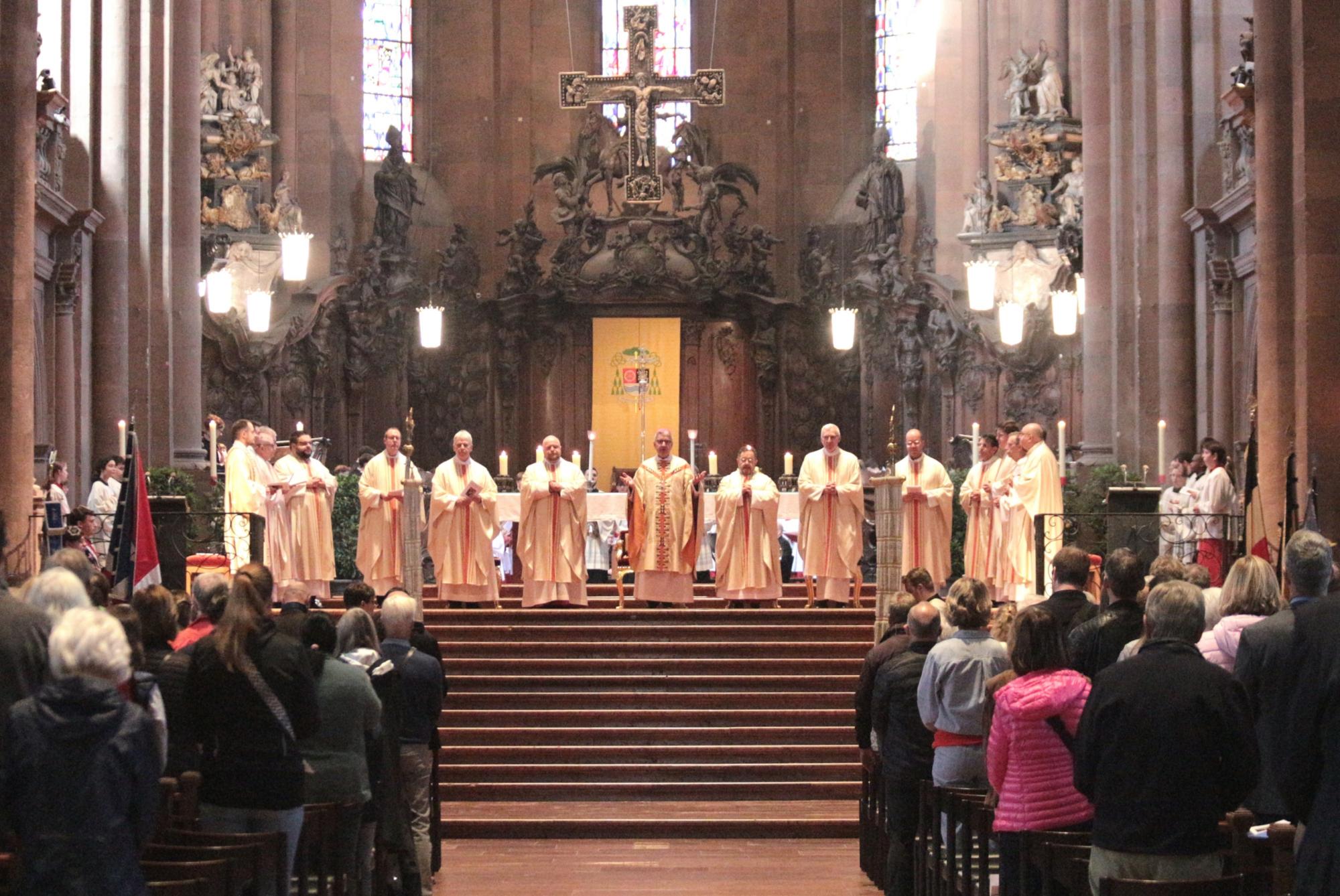 Mainz, 30. Mai 2024: Begrüßung im Mainzer Dom zum Fronleichnamsgottesdienst.
