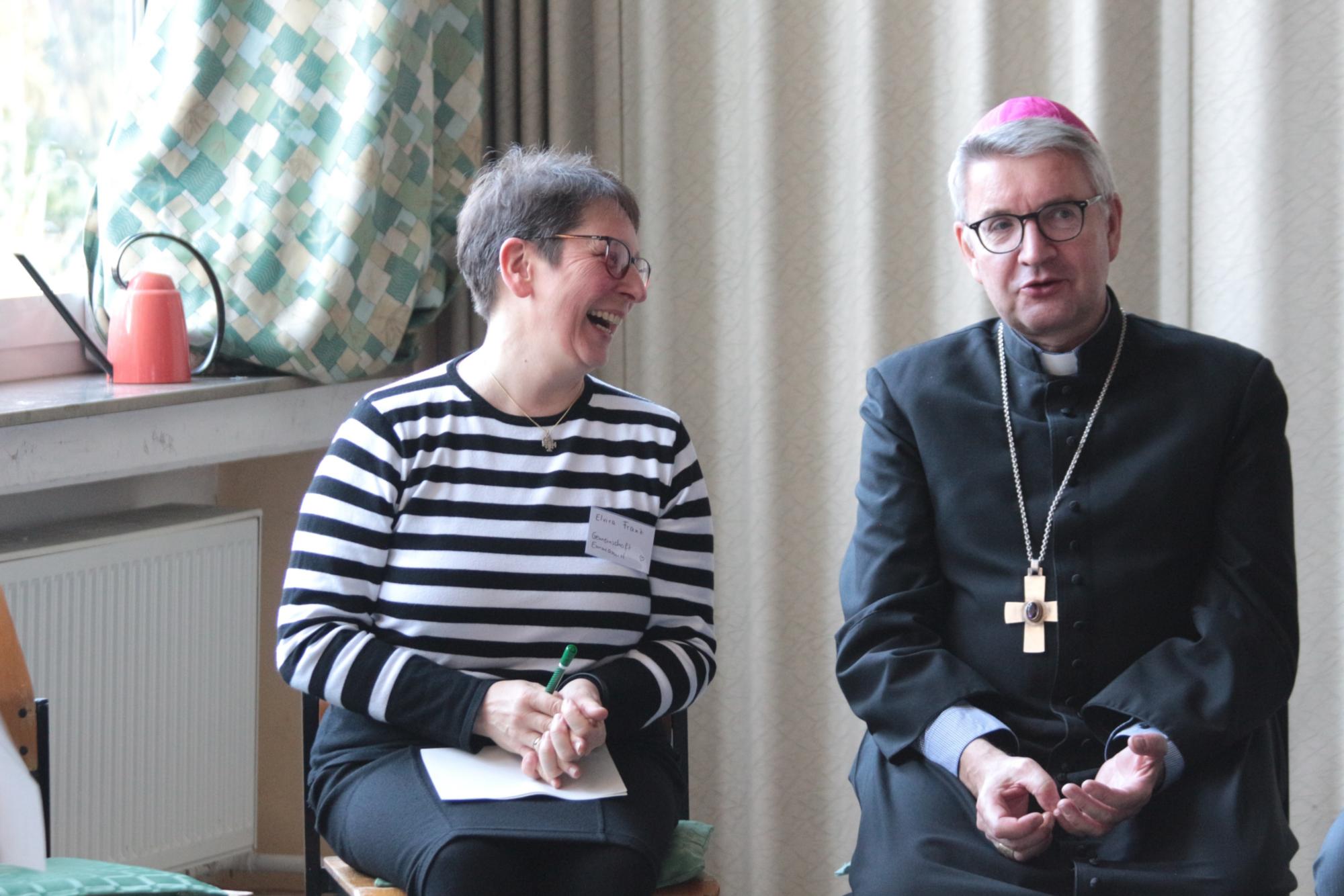 Rüsselsheim, 5. Oktober 2024:  Bischof Peter Kohlgraf im Gespräch mit Elvira Franz von der Gemeinschaft Emmanuel. (c) Bistum Mainz / Blum