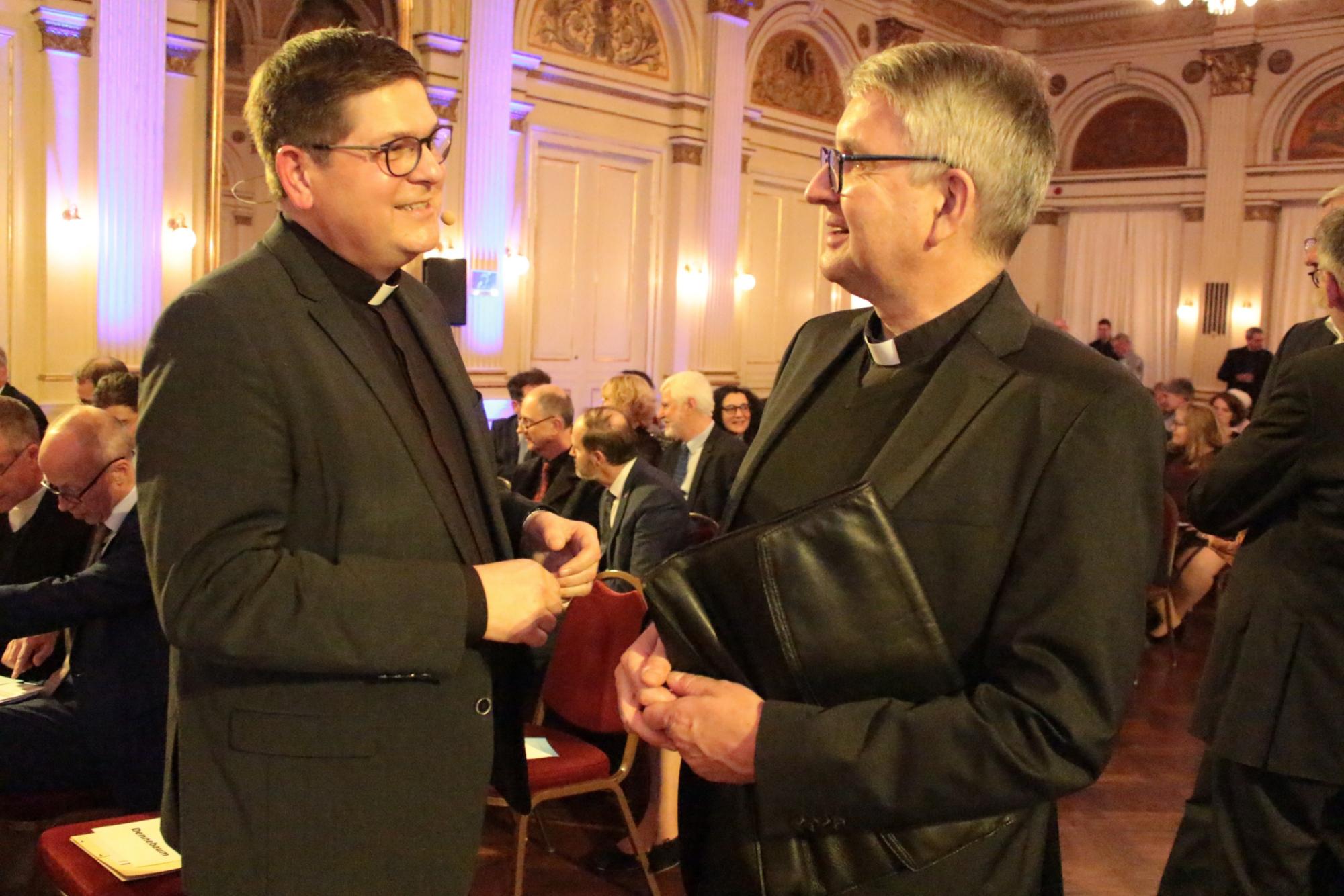 Wiesbaden, 19. November 2024: Der Mainzer Bischof Peter Kohlgraf im Gespräch mit dem Leiter des Kommissariates der Katholischen Bischöfe im Lande Hessen, Pfarrer Dr. Tonke Dennebaum (links). (c) Bistum Mainz / Blum