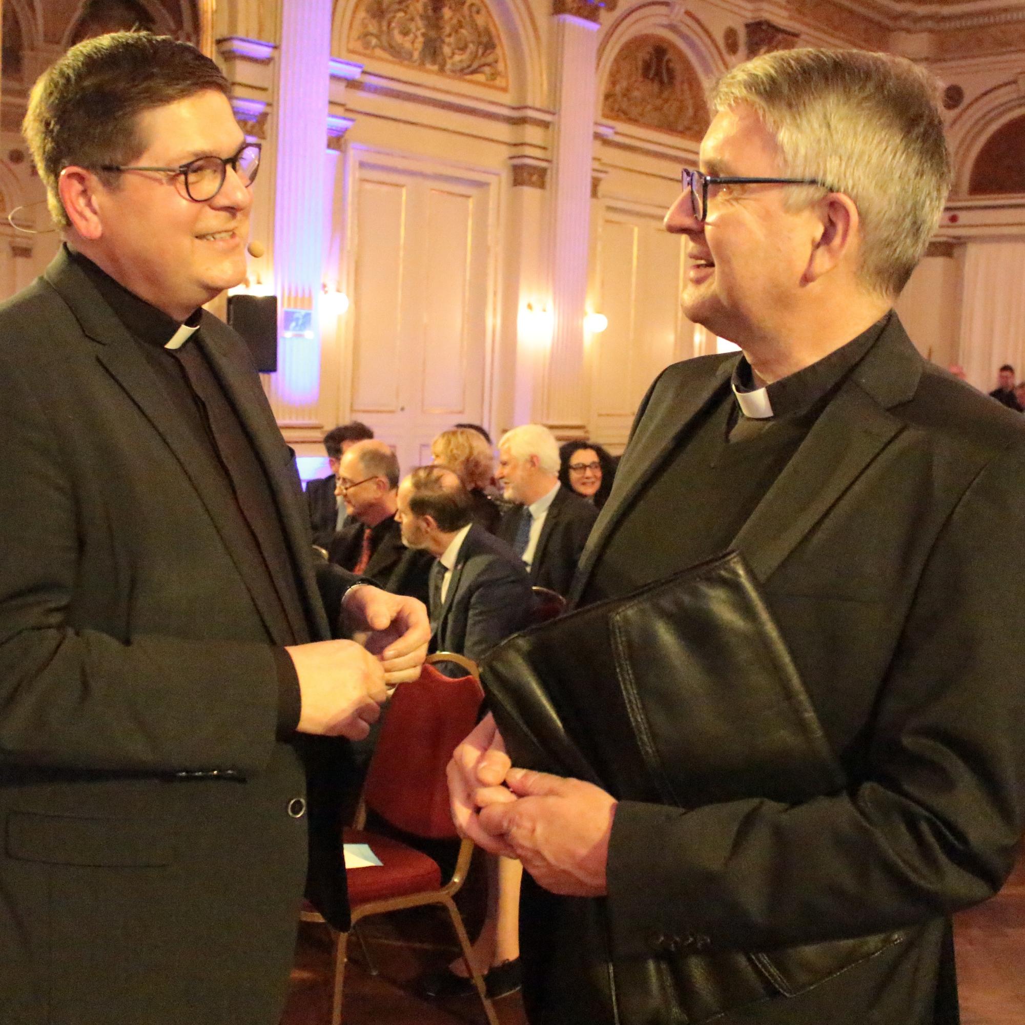 Wiesbaden, 19. November 2024: Der Mainzer Bischof Peter Kohlgraf im Gespräch mit dem Leiter des Kommissariates der Katholischen Bischöfe im Lande Hessen, Pfarrer Dr. Tonke Dennebaum (links).