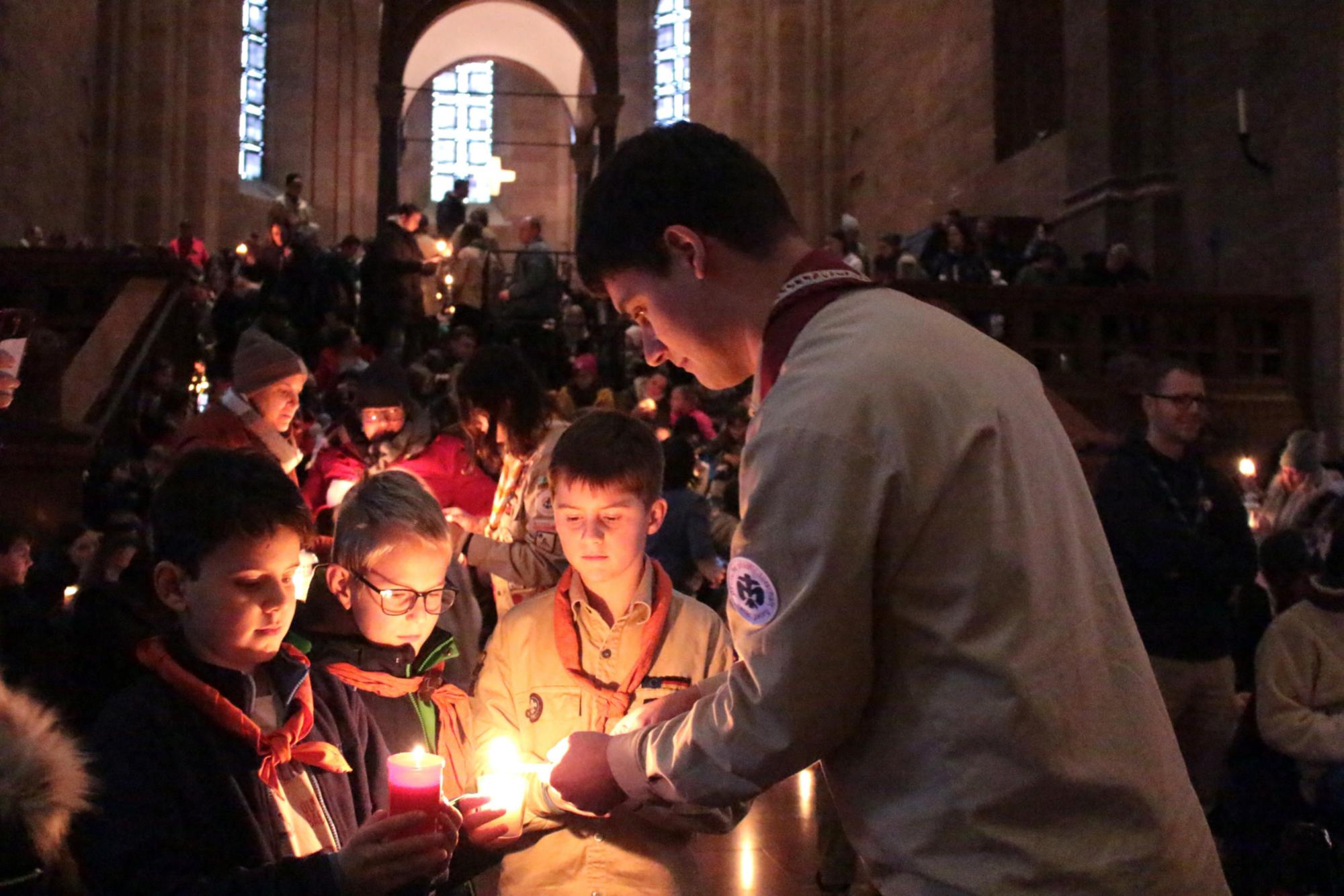 Mainz, 15. Dezember 2024: DPSG-Diözesankurat Johannes Blüm beim Verteilen des Friedenslichtes aus Bethlehem im Mainzer Dom. (c) Bistum Mainz / Blum