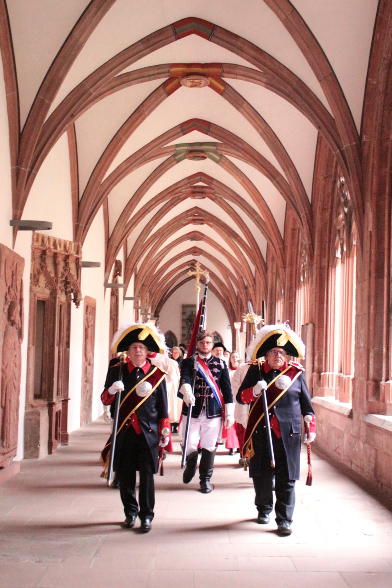 Mainz, 29. Dezember 2024: Anschließend ging die Gottesdienstgemeinde in einer Lichterprozession durch den Kreuzgang des Mainzer Domes. (c) Bistum Mainz / Blum