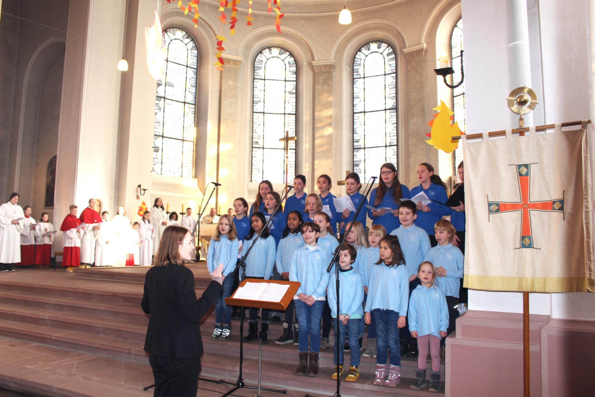 Bensheim, 12. Januar 2025: Alle Chöre und Musikgruppen der Pfarrei hatten sich am Gründungsgottesdienst beteiligt, auf dem Bild dirigiert Anna Kobinger die Singschule Kirchbergklang. (c) Bistum Mainz / Blum