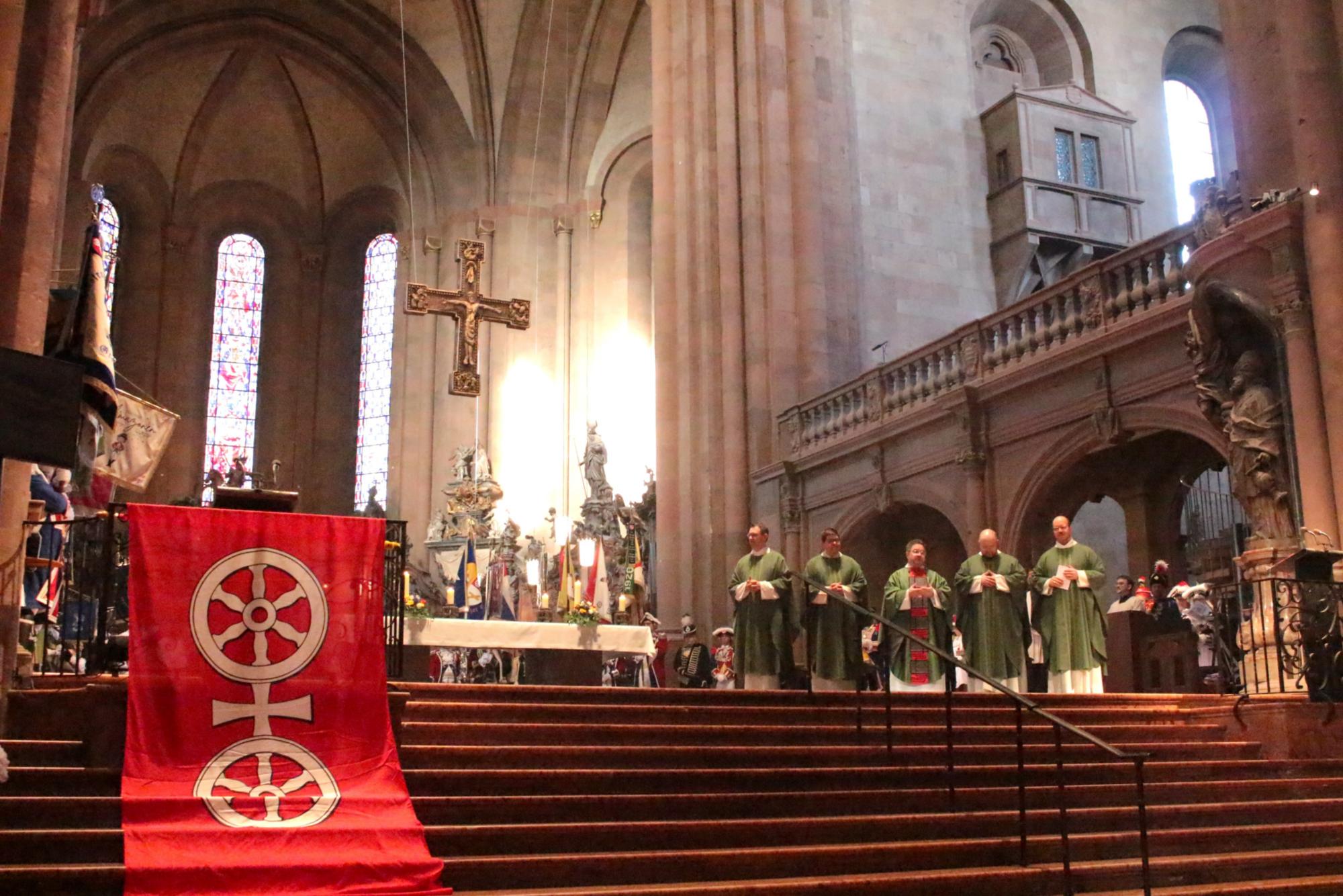 Mainz, 2. März 2025: Die Zelebranten des Gardegottesdienstes (v.l.n.r.): Thomas Winter, Tonke Dennebaum, Domdekan Henning Priesel, Generalvikar Sebastian Lang und Ignatius Löckemann. (c) Bistum Mainz / Blum