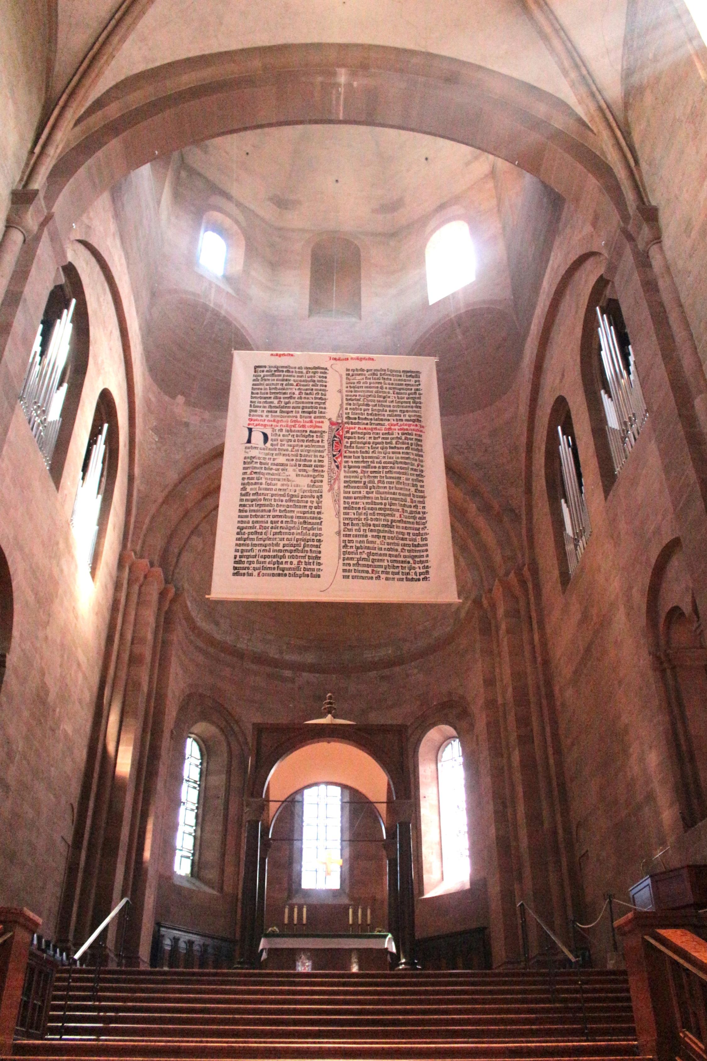 MAinz, 28. April 2025: Die Bibelseite misst fünf mal 7,20 Meter und zeigt die erste Seite des Johannes-Evangeliums aus der sogenannten „Shuckburgh-Bibel“.