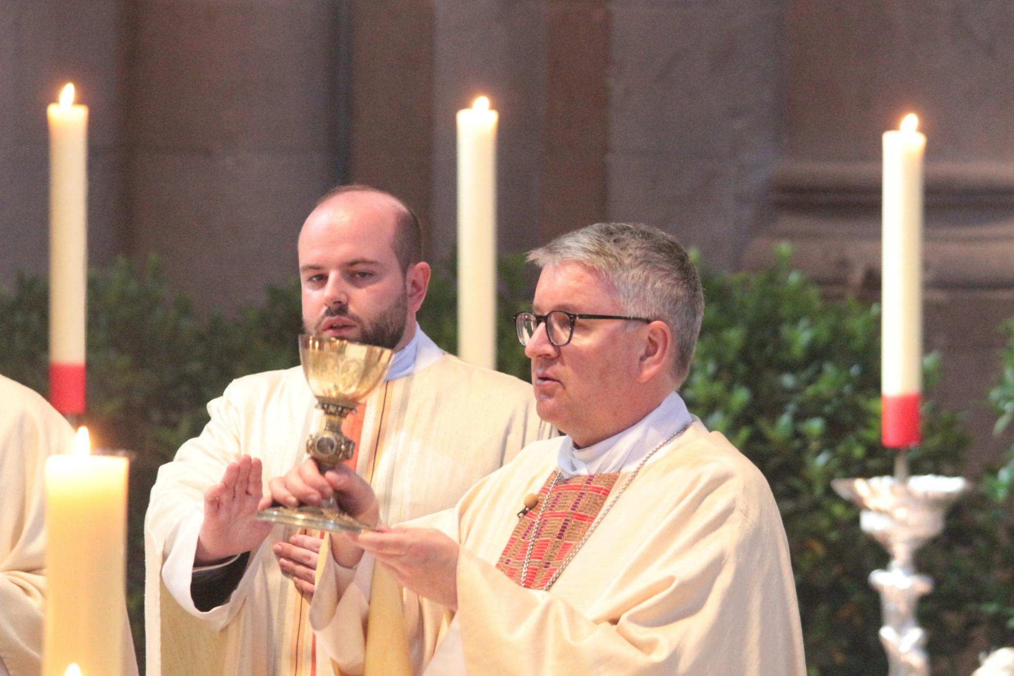 Mainz, 28. Juni 2025: Thomas Kettel (links) feierte seine erste Eucharistiefeier gemeinsam mit Bischof Peter Kohlgraf. (c) Bistum Mainz / Blum