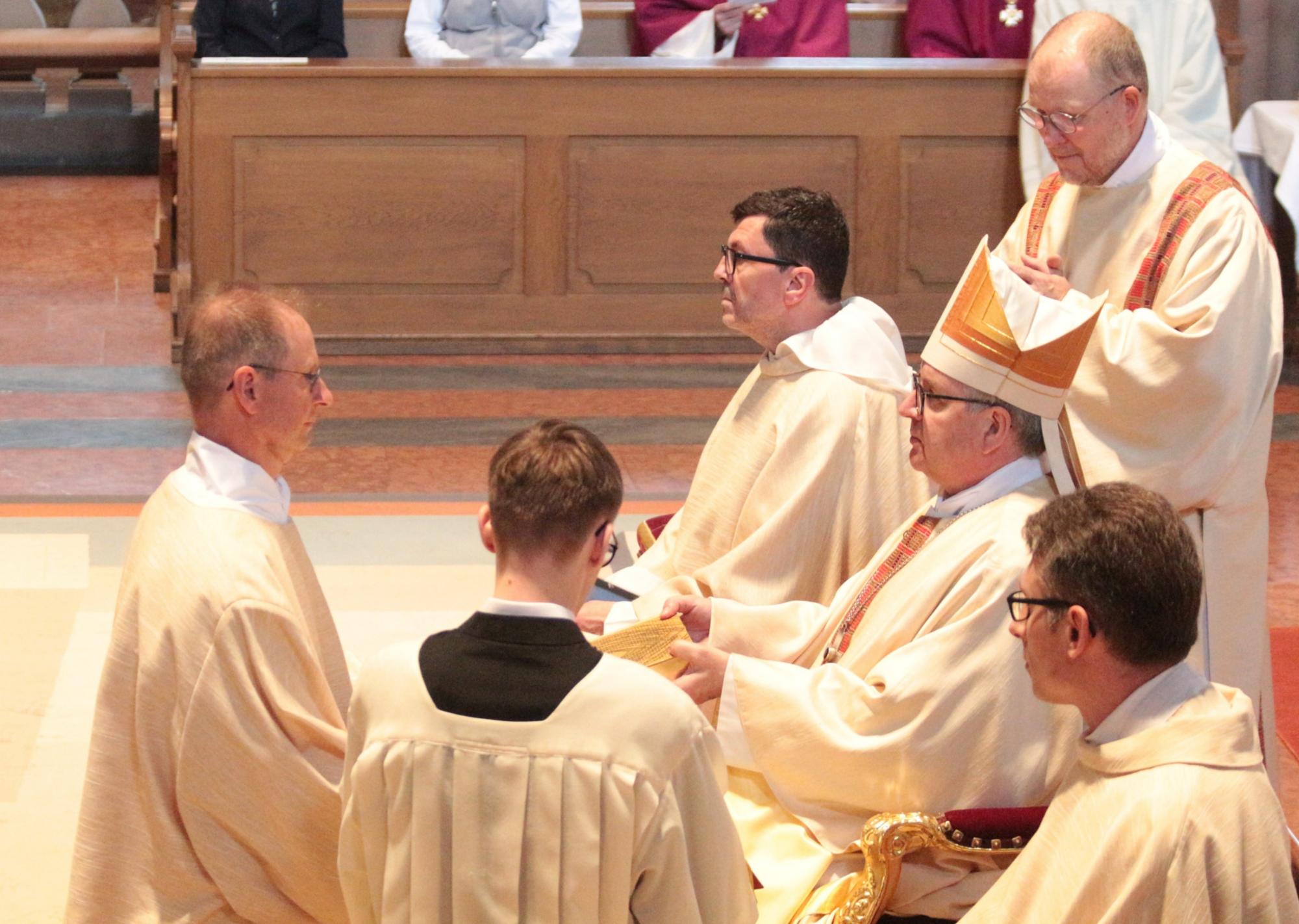 Mainz, 7. Juni 2025: Bischof Peter Kohlgraf überreichte nach der Weihe das Evangeliar an Markus Günther. (c) Bistum Mainz / Blum