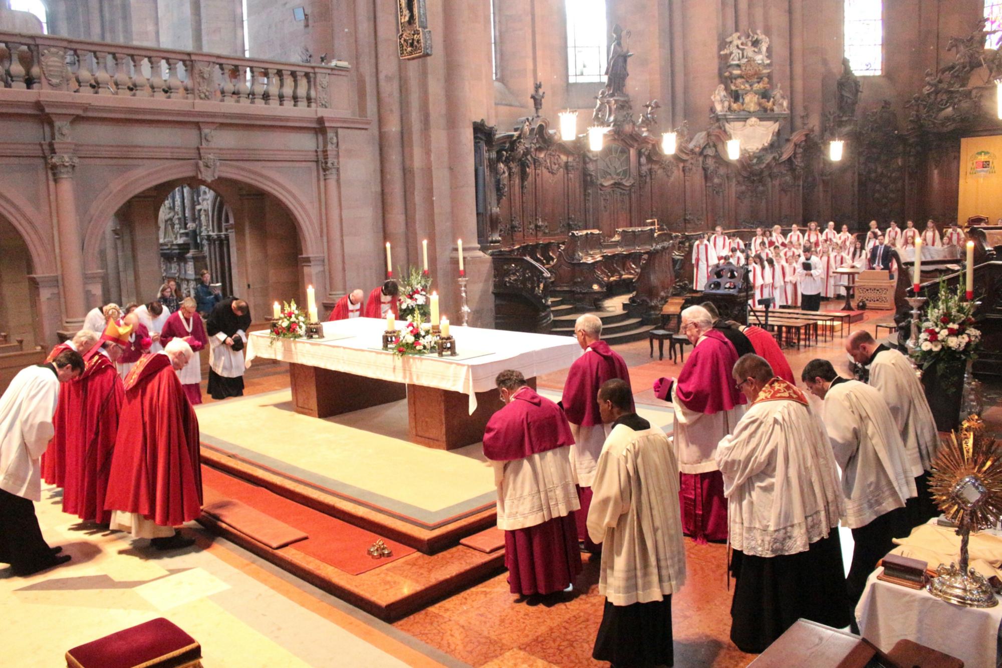 Mainz, 8. Juni 2025: Abschluss der Pontifikalvesper an Pfingsten, bei der zwei neue Dompräbendaten eingeführt wurden. (c) Bistum Mainz / Blum