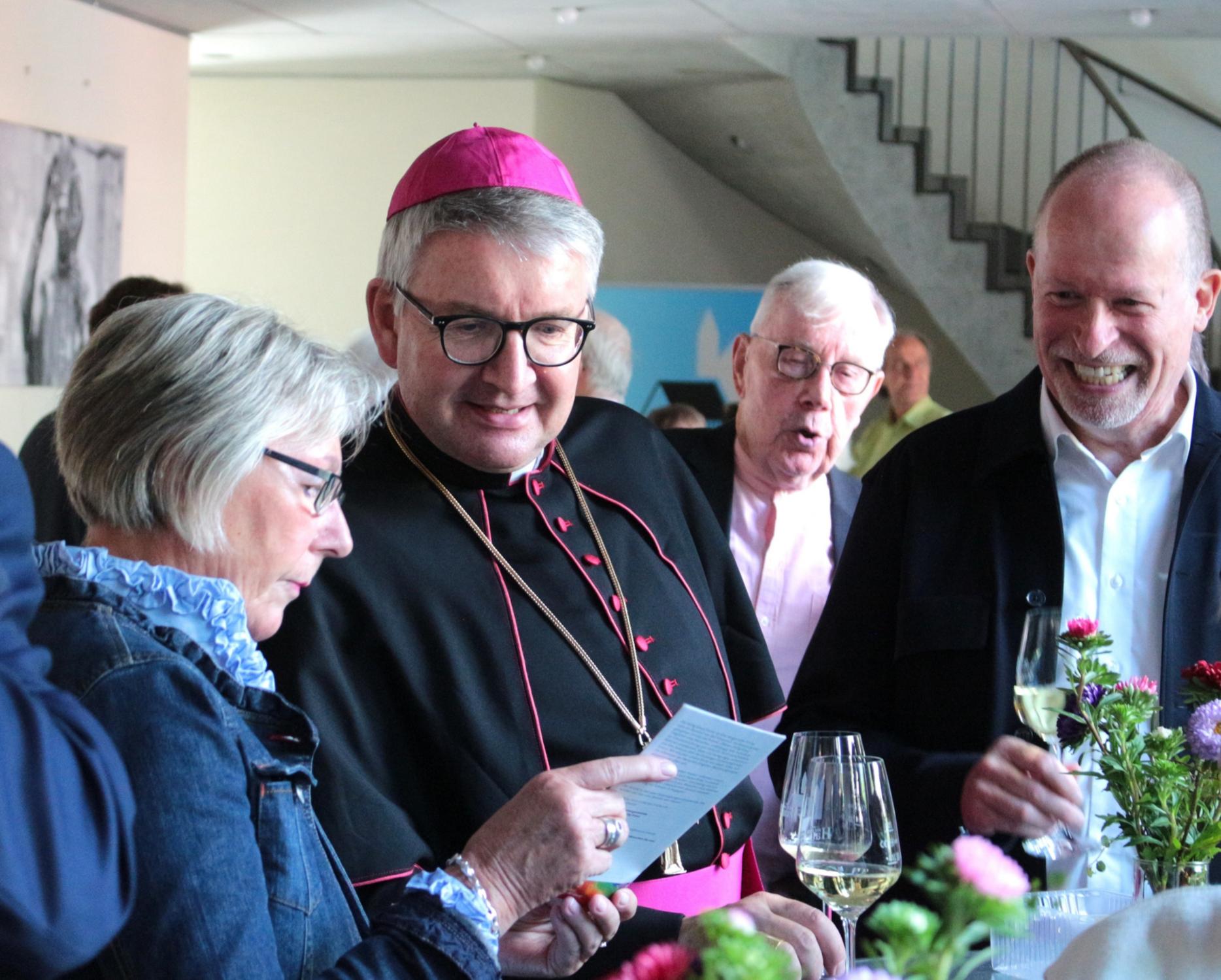 Worms, 24. August 2025: Der Mainzer Bischof Peter Kohlgraf im Gespräch beim anschließenden Stehempfang im Wormser Haus am Dom. (c) Bistum Mainz / Blum