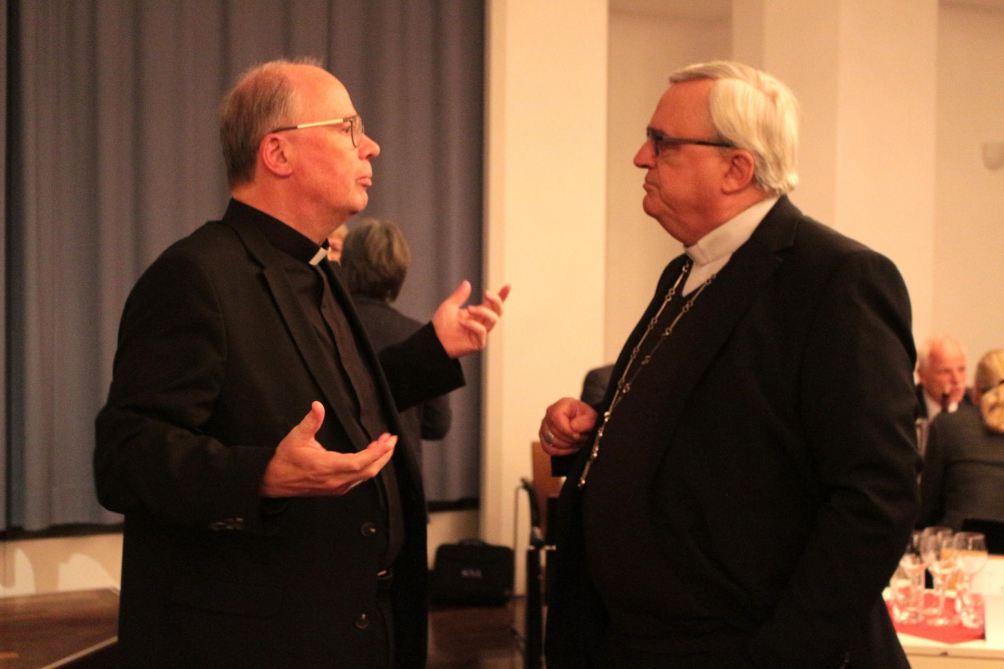 Mainz, 11. November 2025: Bischof Stephan Ackermann (links) aus Trier und Bischof Karl-Heinz-Wiesemann aus Speyer beim St. Martinsempfang im Erbacher Hof. (c) Bistum Mainz / Blum