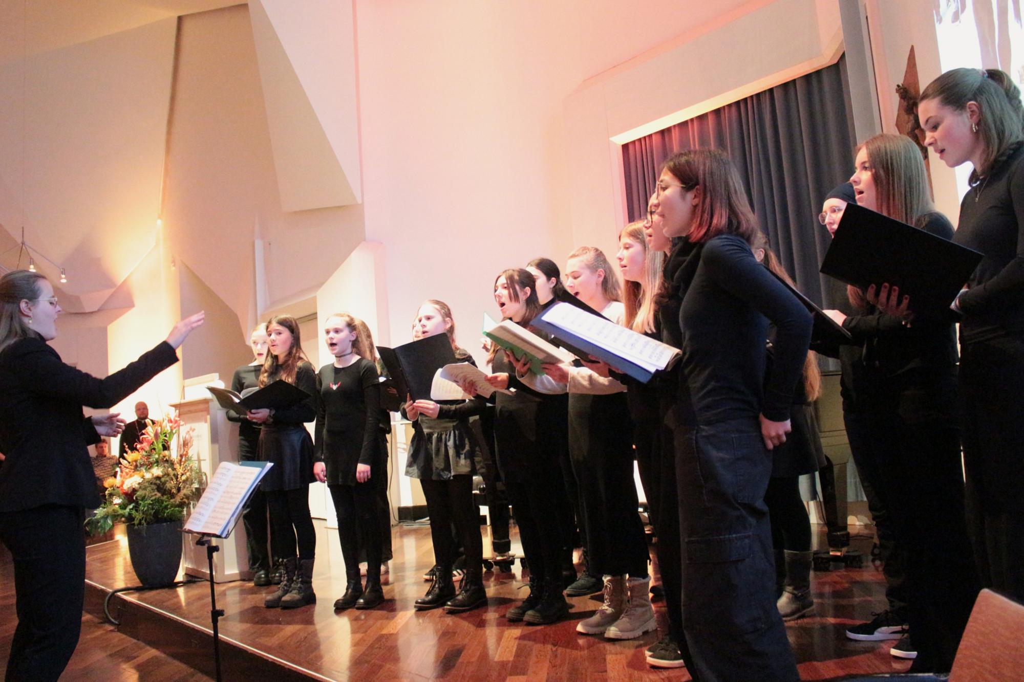 Mainz, 16. November 2025: Musikalisch gestaltet wurde der Empfang durch die den Chor der Mainzer Maria Ward-Schule, unter Leitung von Maren Kleemiß. (c) Bistum Mainz / Blum