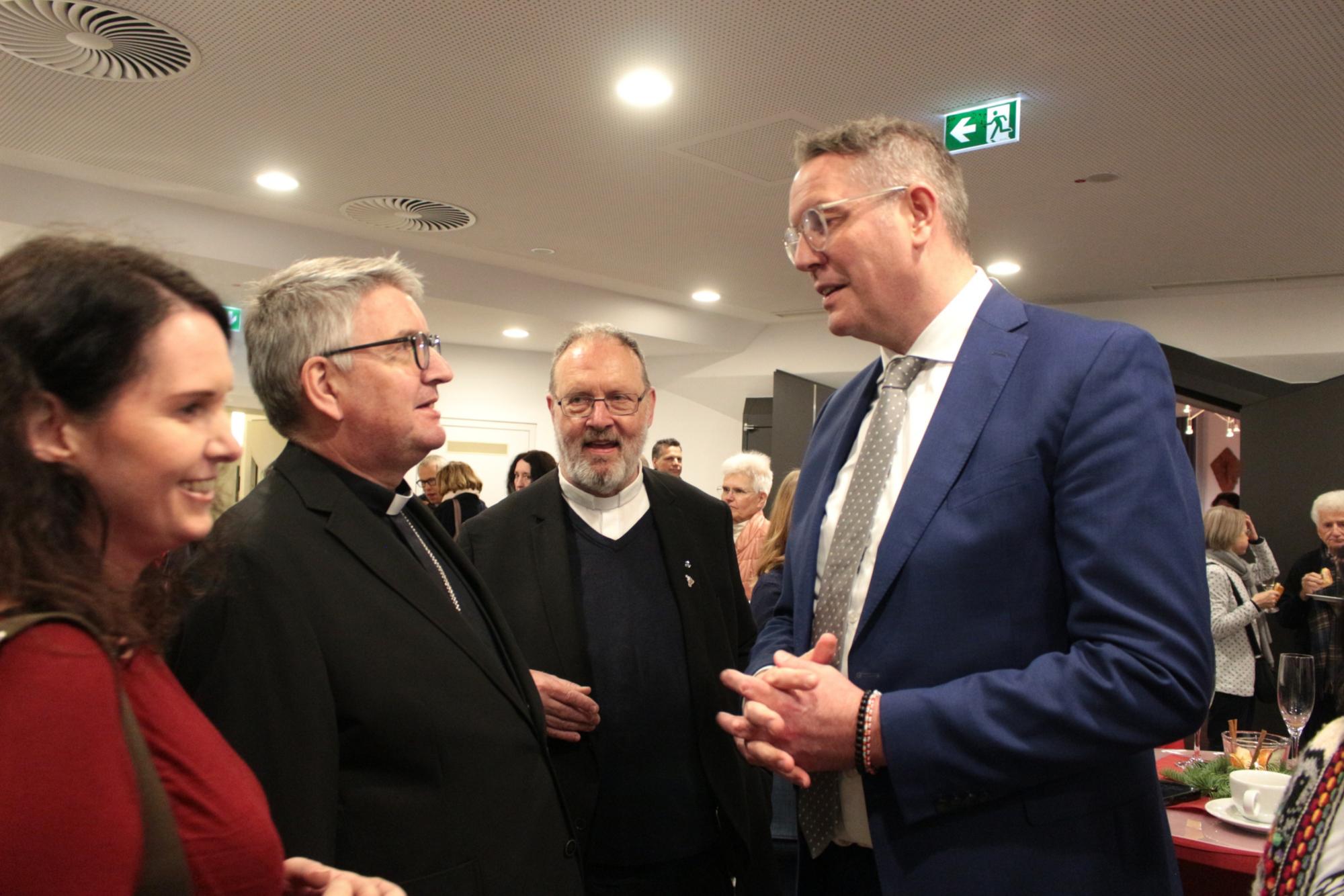 Mainz, 30. November 2025 (v.l.n.r.): Der Mainzer Bischof Peter Kohlgraf im Gespräch mit Adveniat-Hauptgeschäftsführer Pater Dr. Martin Maier und Ministerpräsident Alexander Schweitzer; ganz links: Adveniat-Geschäftsführerin Tanja Himer. (c) Bistum Mainz / Blum