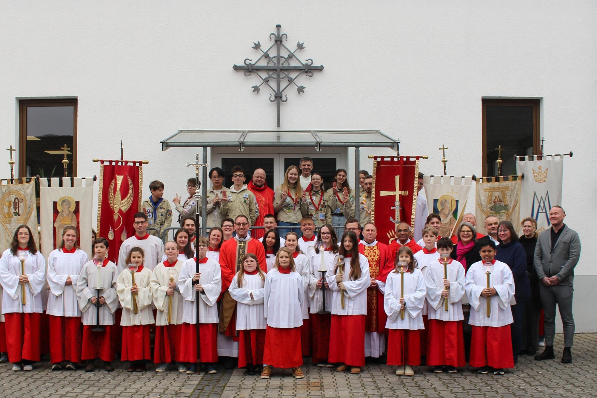 Groß-Zimmern, 18. Januar 2026: Gruppenbild nach dem Gründungsgottesdienst der Pfarrei Heilig Geist Otzberger Land.