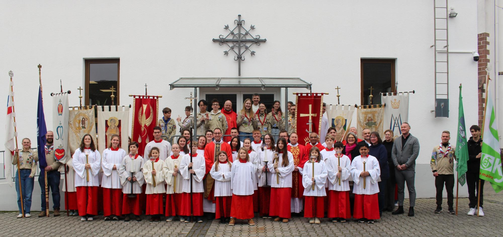 Groß-Zimmern, 18. Januar 2026: Gruppenbild nach dem Gründungsgottesdienst der Pfarrei Heilig Geist Otzberger Land. (c) Bistum Mainz / Blum