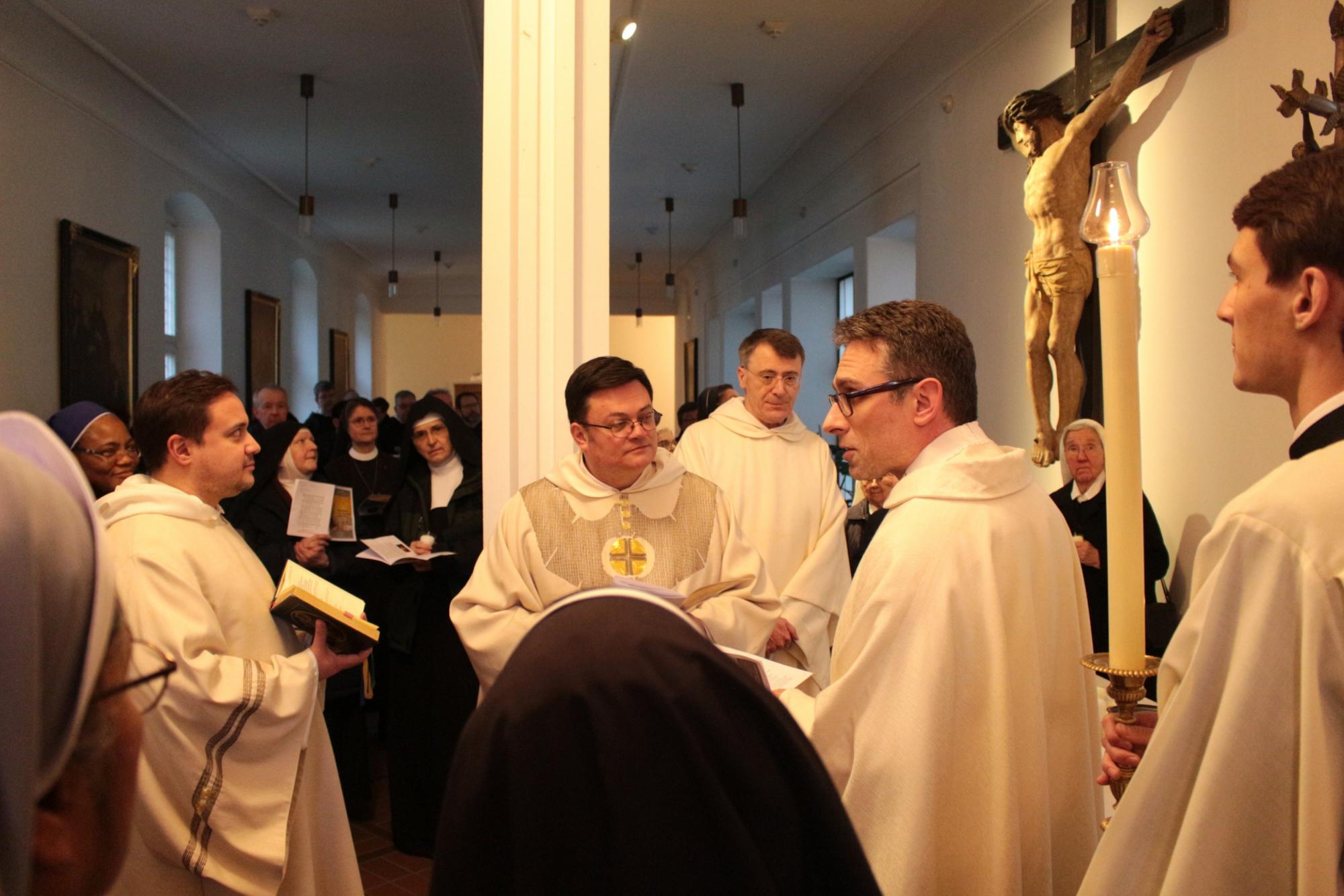 Mainz, 2. Februar 2026: Begrüßung zu Beginn des Gottesdienstes durch Regens Michael Leja (rechts) im  Kreuzgang des Priesterseminars. (c) Bistum Mainz / Blum
