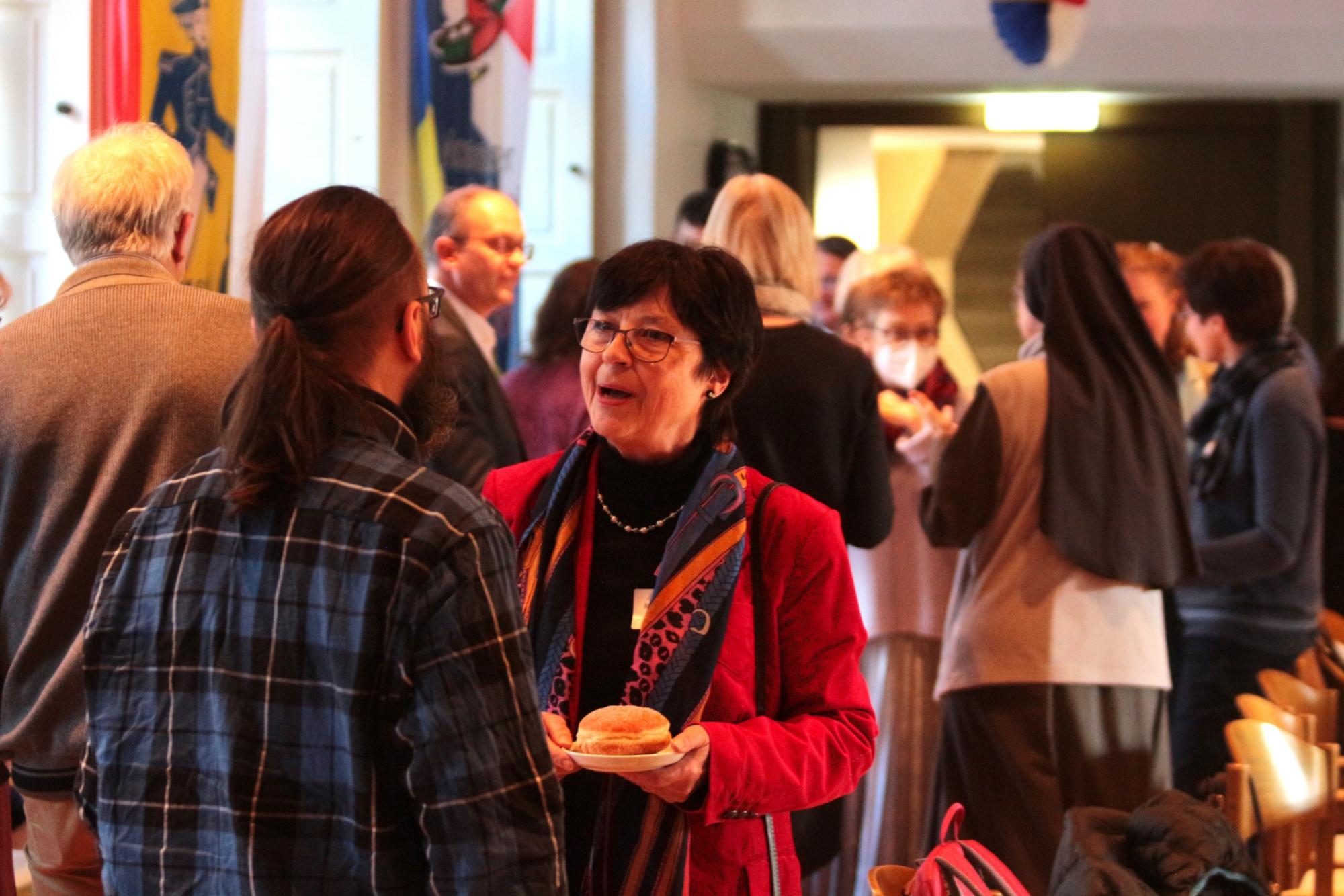 Mainz, 7. Februar 2026: Die Tagung zu Synodalität war auch in den Pausen von regem Austausch geprägt. (c) Bistum Mainz / Blum