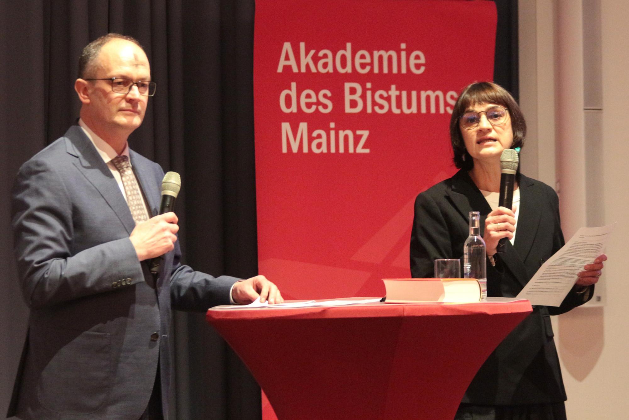 Mainz, 18. Februar 2026: Marita Liebermann (rechts) moderierte den Abend gemeinsam mit Andreas Linsenmann. (c) Bistum Mainz / Blum