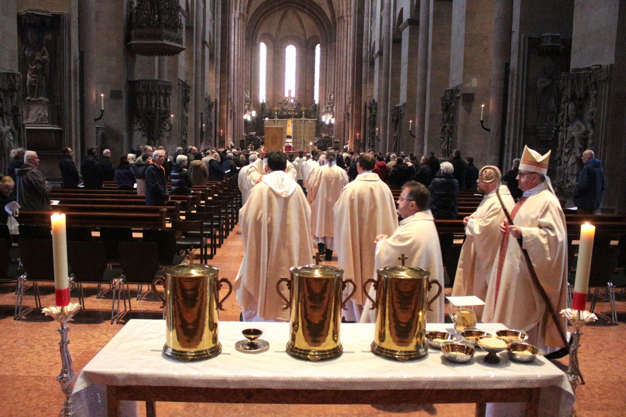 Mainz, 30. März 2026: Bischof Peter Kohlgraf beim Einzug zur Missa chrismatis vor den Gefäßen mit den heiligen Ölen- (c) Bistum Mainz / Blum