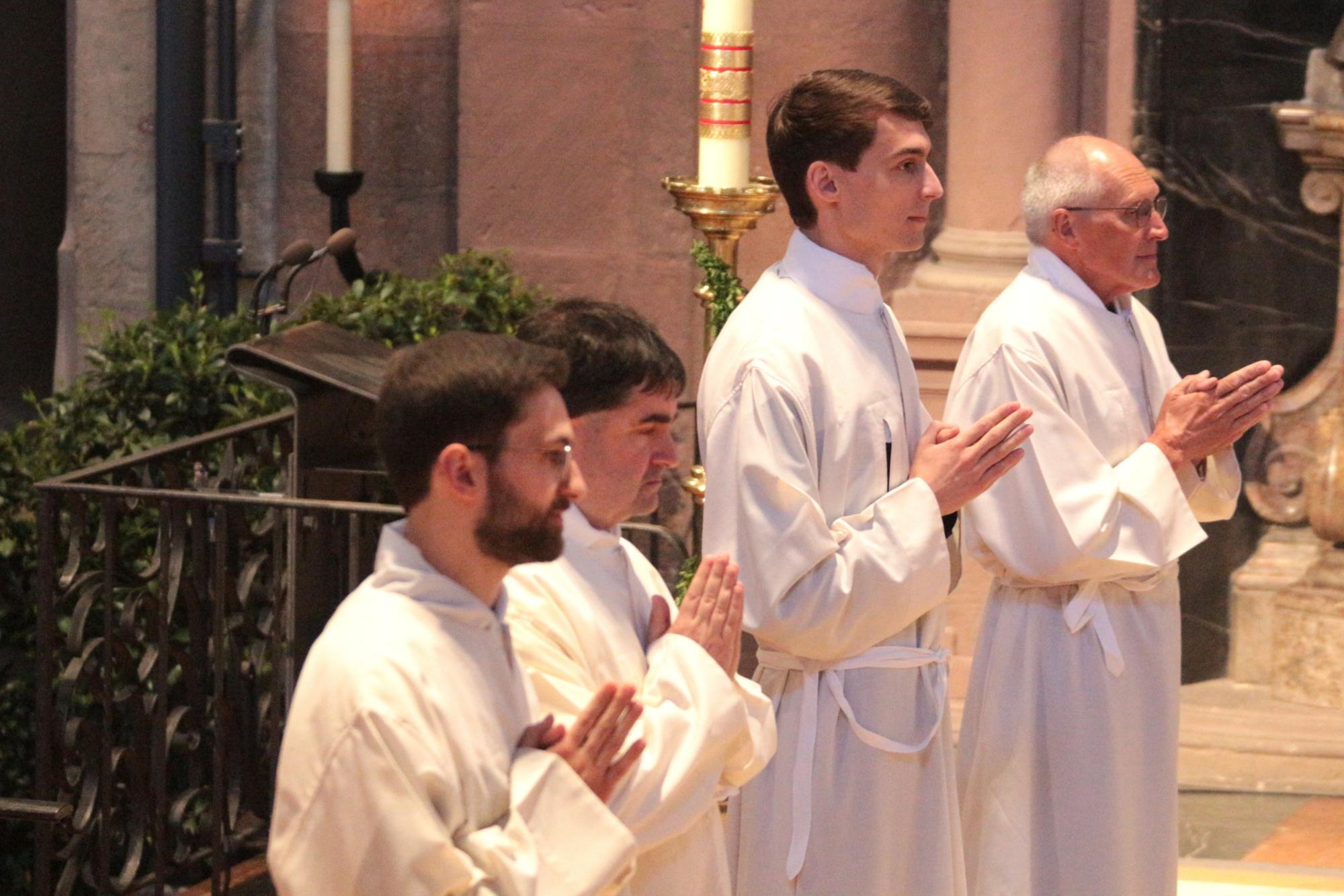 Mainz, 18. April 2026: Die vier Weihekandidaten stehenvor dem Bischof (v.l.n.r.): Joseph Möller, Mario zur Löwen Alexander Deick und Karl Josef Gruber. (c) Bistum Mainz / Blum