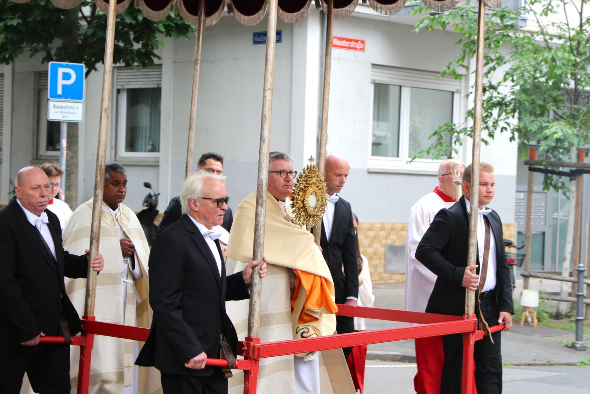 Mainz, 4. Juni 2026: Bischof Peter Kohlgraf trug die Monstranz mit dem Allerheiligsten durch die Straßen von Mainz. (c) Bistum Mainz / Blum
