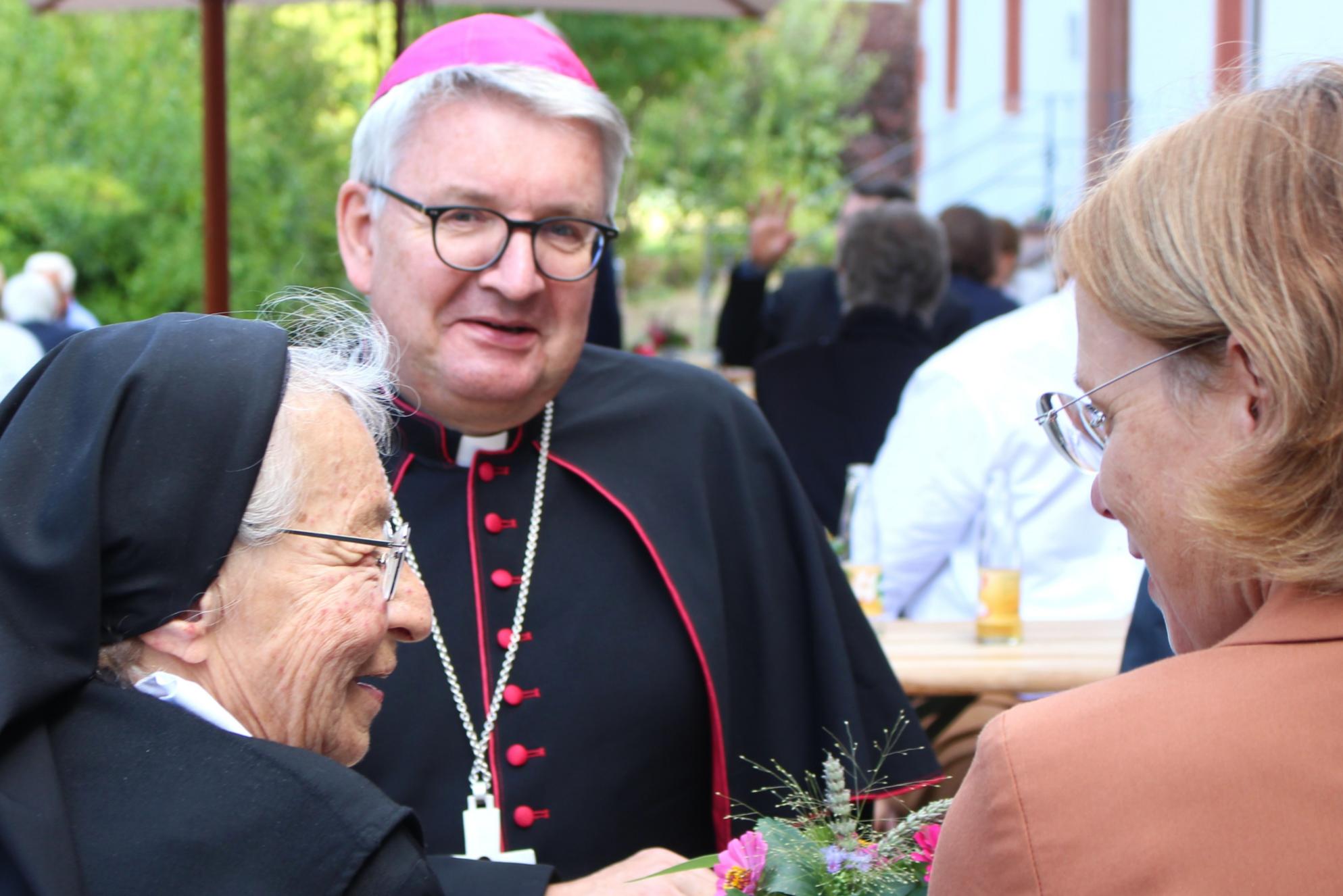 Altenstadt, 23. August 2026: Bischof Peter Kohlgraf im Gespräch bei der Verabschiedung der Engelthaler Schwestern.