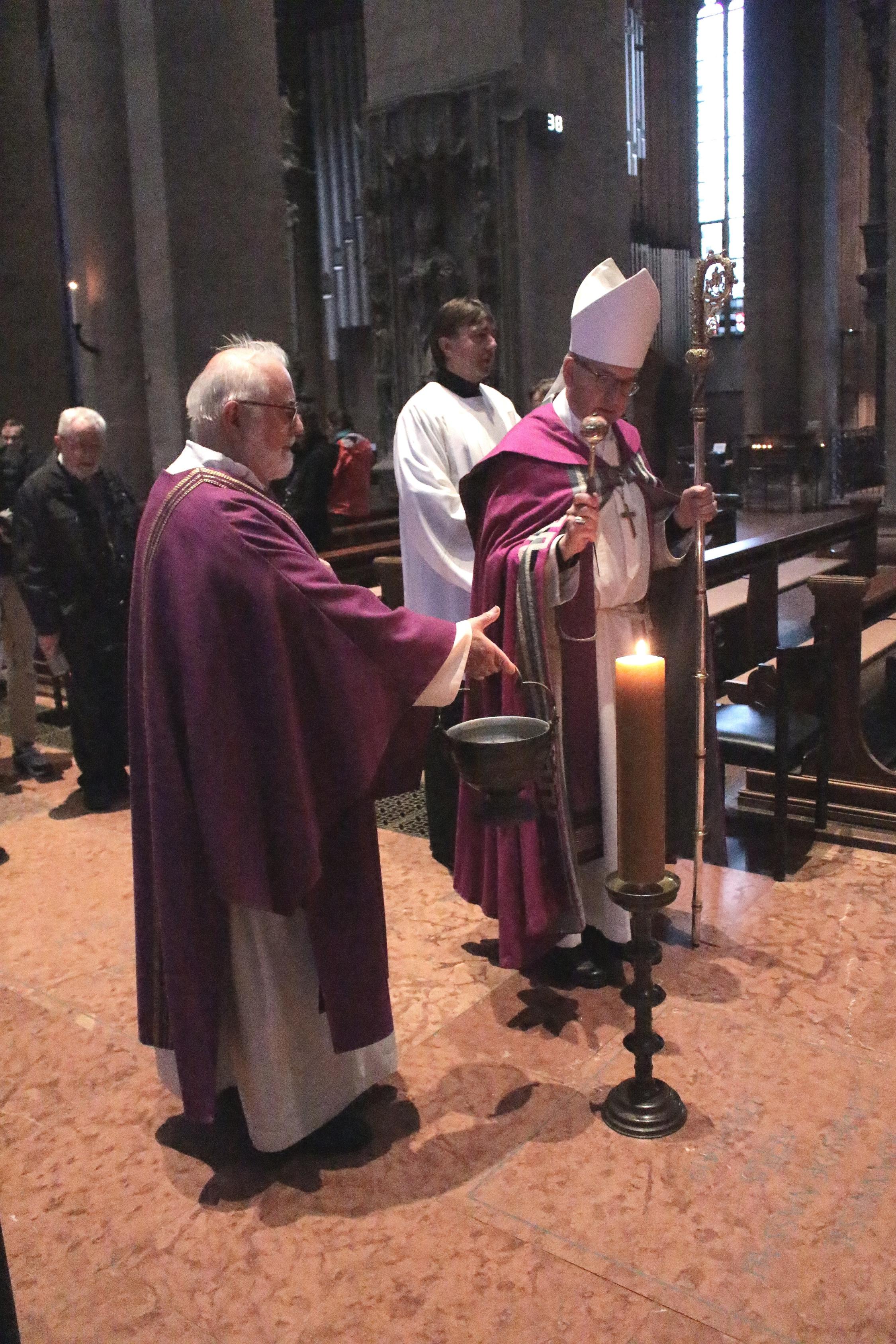 Mainz, 2. November 2024: Bischof Peter Kohlgraf segnete alle Gräber im Mainzer Dom.