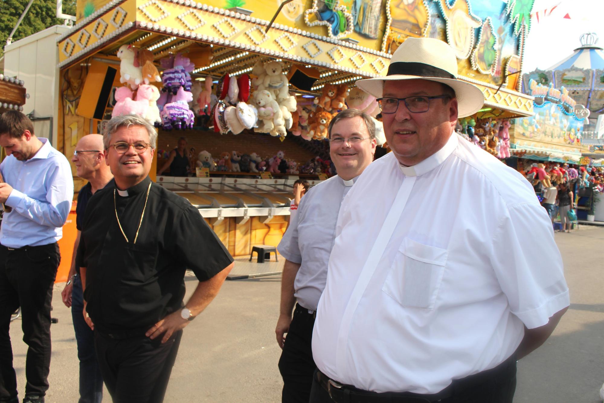 Worms, 26. August 2019: Rundgang über das Backfischfest in Worms (v.r.n.l.): Monsignore Simon, Pfarrer Ellinghaus und Weihbischof Udo Markus Bentz. (c) Bistum Mainz / Blum